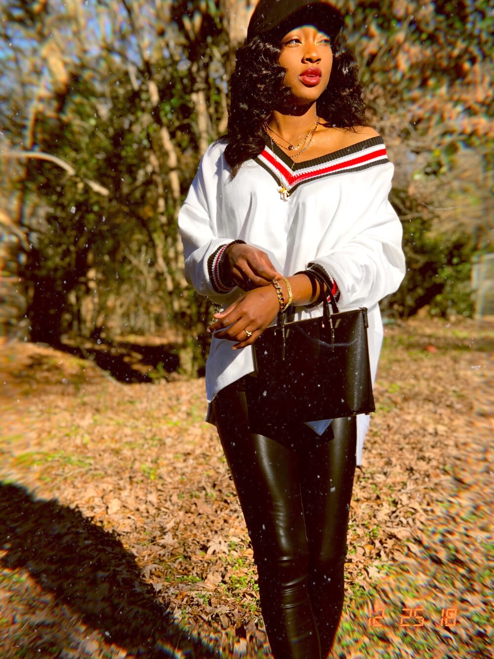 「winter、fall、leather pants、sweater、gold、Kate Spade、red」｜「FOREVER 21のアイテム（ニット/セーター、ホワイト系）」を使った、avbaxterさん（レディース・170cm）の冬コーディネートの1枚目の写真