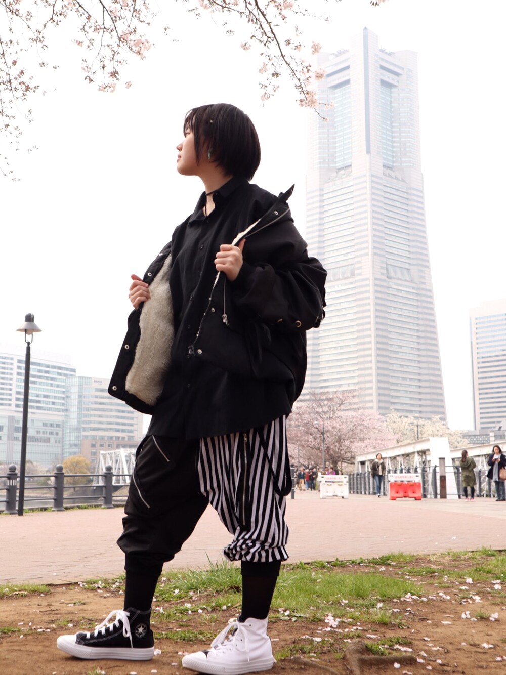 「低身長、黒コーデ、converse、ショートヘア、モノトーン、サルエルパンツ、ブルゾン、ダウンベスト、シロクロ、おしゃれさんと繋がりたい」｜「WEGOのWEGO/レースアップブルゾン（ブルゾン、ブラック系）」を使った、もこたろうさん（レディース・149cm）の春コーディネートの1枚目の写真