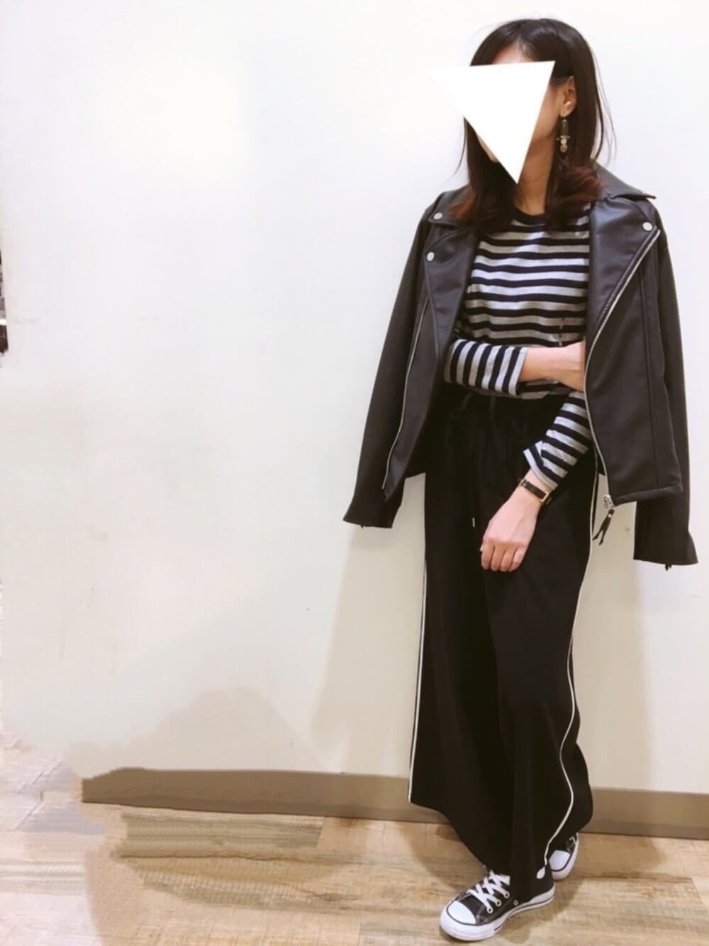 「カジュアルコーデ、パンツスタイル、カジュアル、converse、はるコーデ、ブラックコーデ、ワイドパンツ、ライダース、ライトオン、Right-on」｜「Right-onの【BACK NUMBER】ライダースジャケット（ライダースジャケット、ブラック系）」を使った、bmmさん（レディース・155cm）の冬コーディネートの1枚目の写真