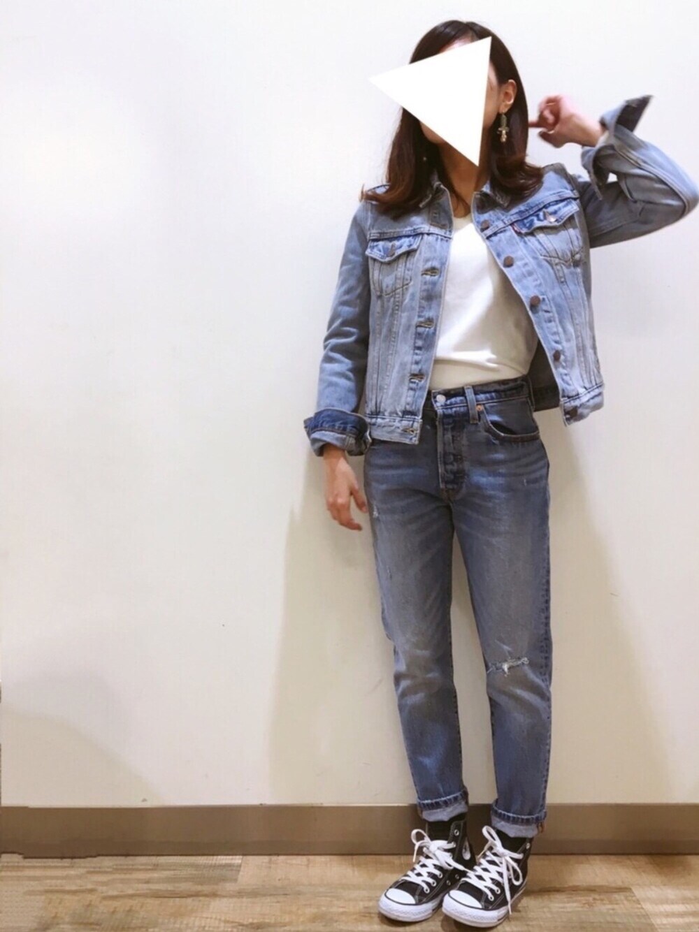 「シンプル、denim、はるコーデ、コンバース、スキニーデニム、スニーカーコーデ、デニムパンツ、ジージャン、Right-on、ライトオン」｜「Levi'sのオーセンティックトラッカージャケット/13.5oz（デニムジャケット、ブルー系）」を使った、bmmさん（レディース・155cm）の冬コーディネートの1枚目の写真