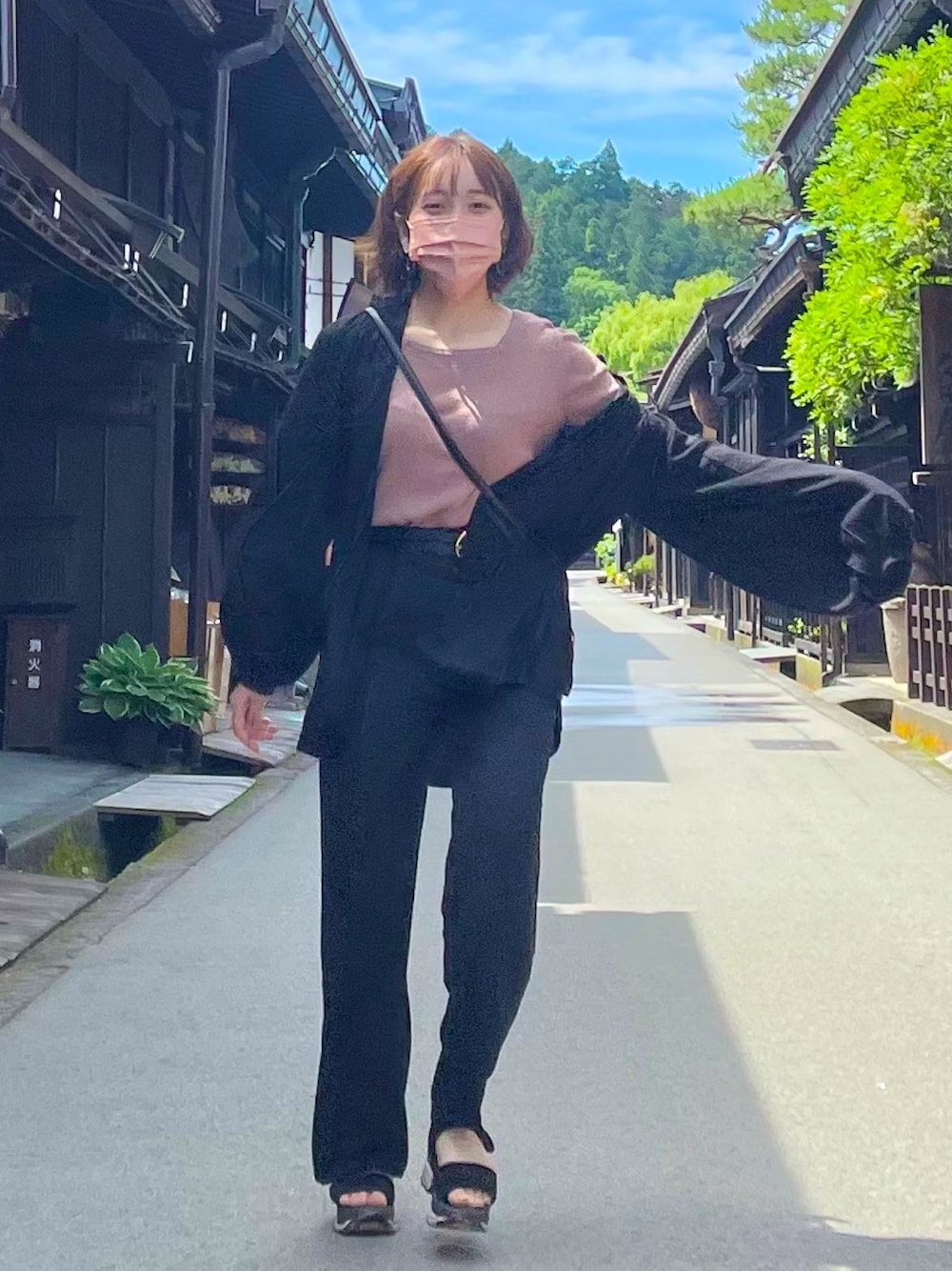 ブラック系のシャツ/ブラウス、ブラック系のショルダーバッグ、ピンク系のTシャツ/カットソーを着用したレディースの夏コーディネートの1枚目の写真