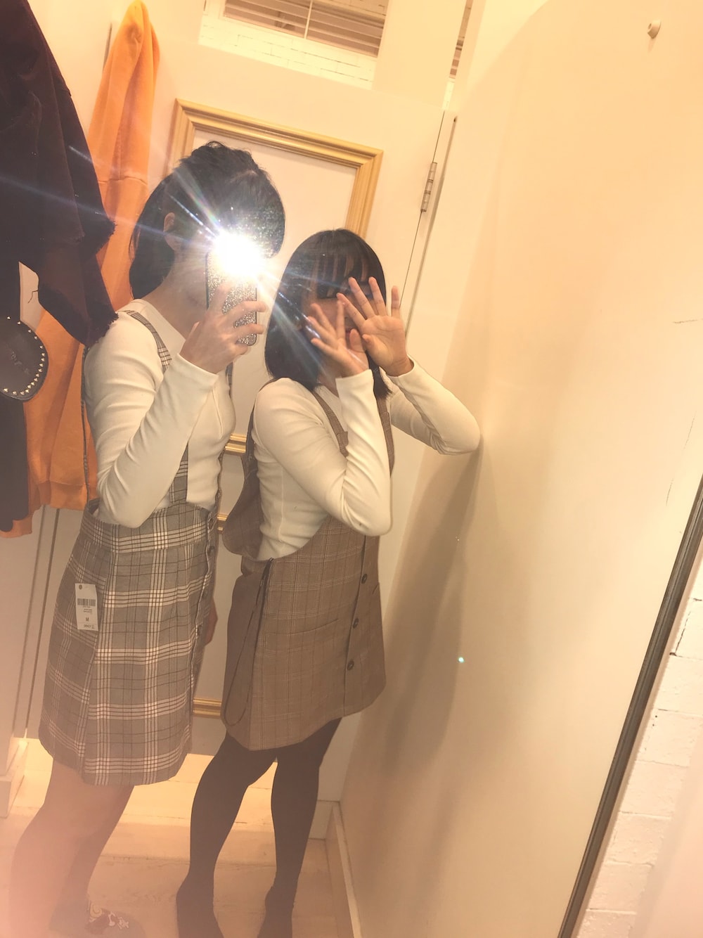 「試着室にて、秋コーデ、チェック、プチプラ、ガーリー、フォーエバー21、FOREVER 21、レトロ、秋冬コーデ、お洒落さんとつながりたい」｜「FOREVER 21のアイテム（トップス、ホワイト系）」を使った、midoriさん（レディース・164cm）の秋コーディネートの1枚目の写真