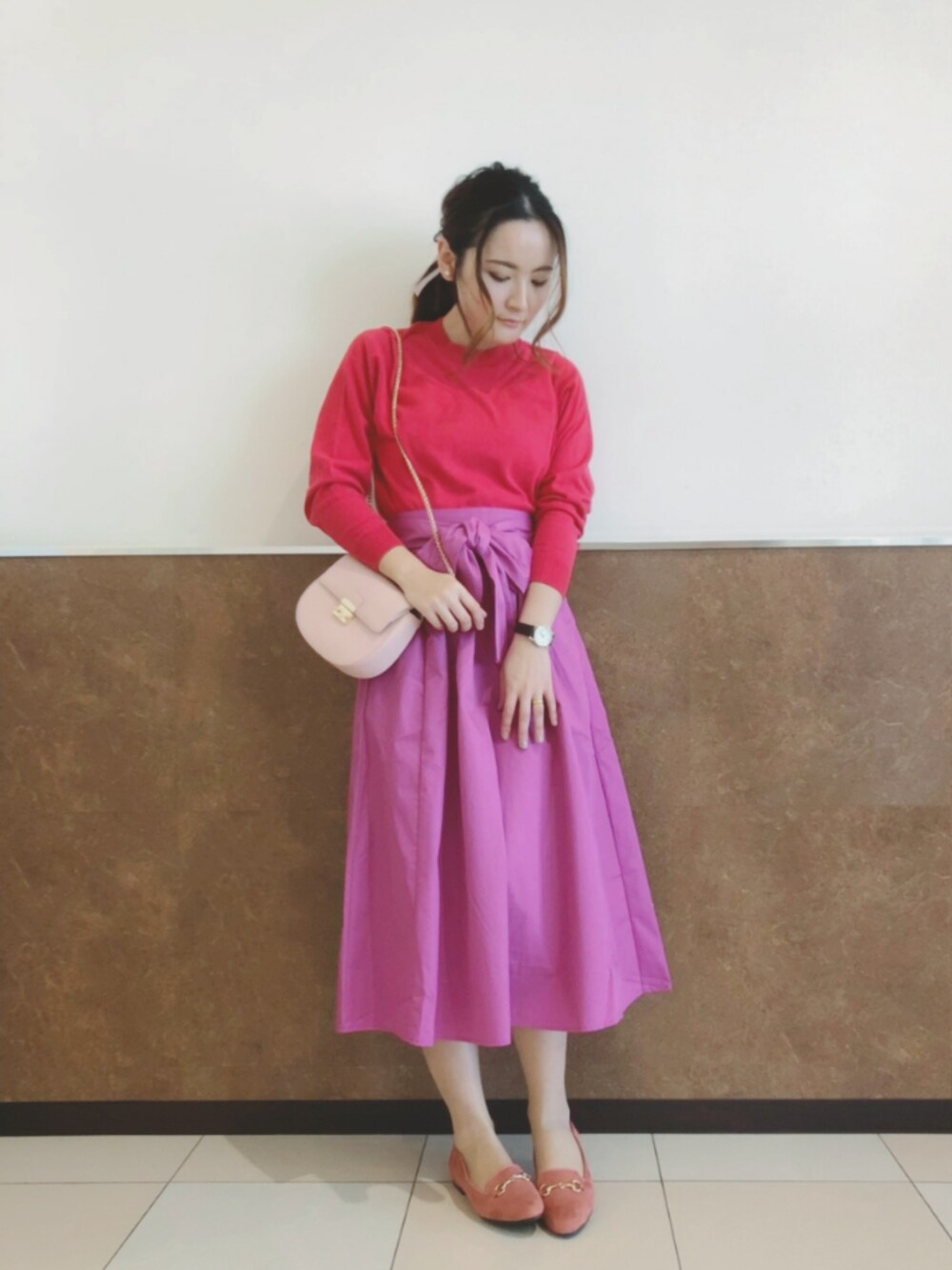 「はるコーデ、赤×ピンク、春色、ピンク、赤ニット、キレイめ、ロングスカート、pink、桜、花見コーデ」｜「Green　Parksの・furryrateワイドニットプルオーバー（ニット/セーター、レッド系）」を使った、あののさん（レディース・164cm）の冬コーディネートの1枚目の写真