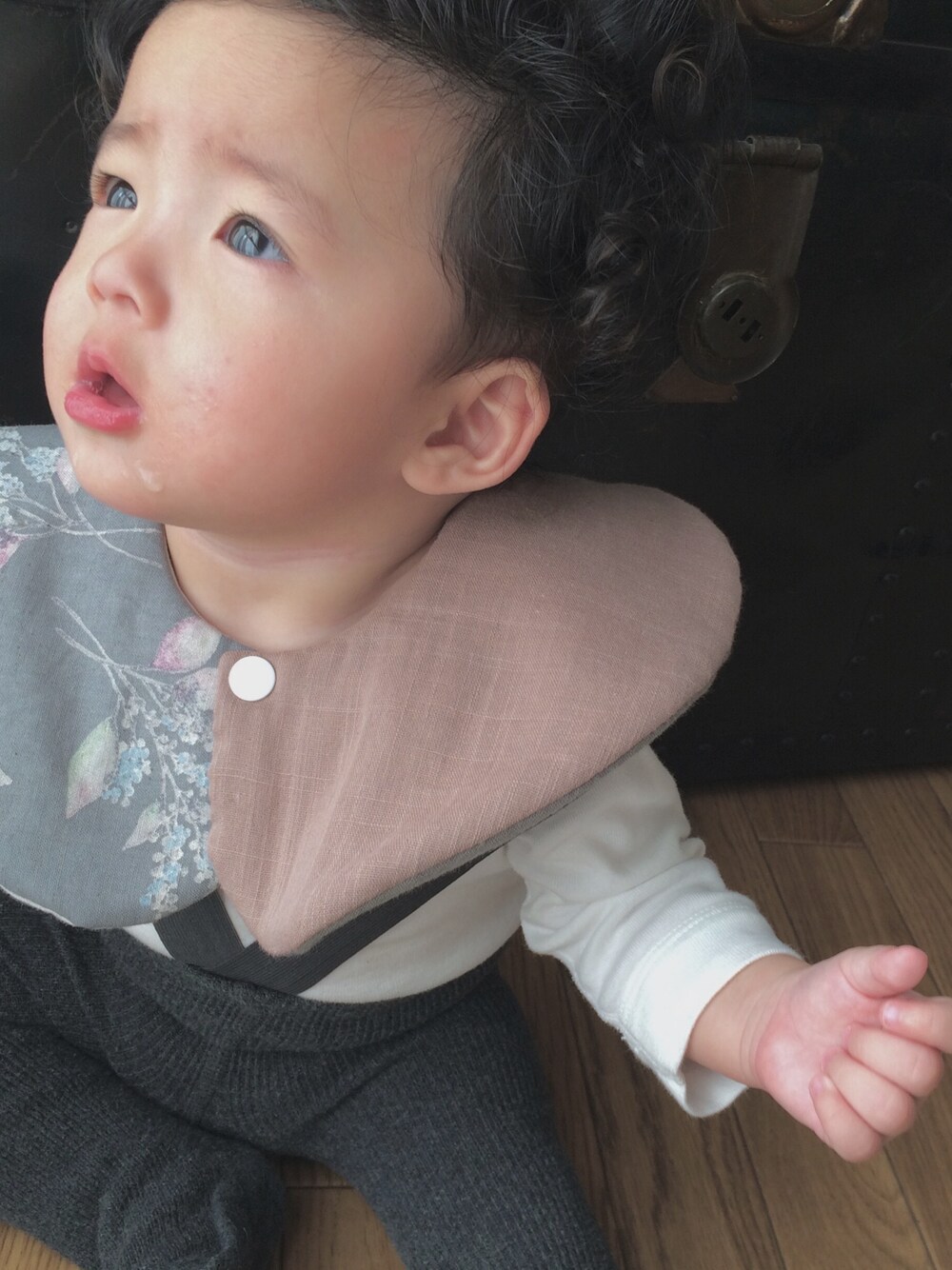 その他のスタイ/よだれかけ、グレー系のタイツ/ストッキングを着用したレディースの冬コーディネートの1枚目の写真