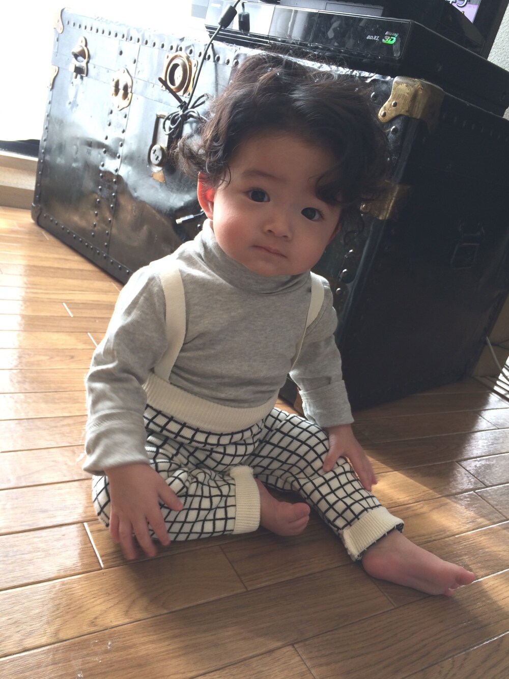 グレー系のマタニティウェア/グッズを着用したキッズの冬コーディネートの1枚目の写真