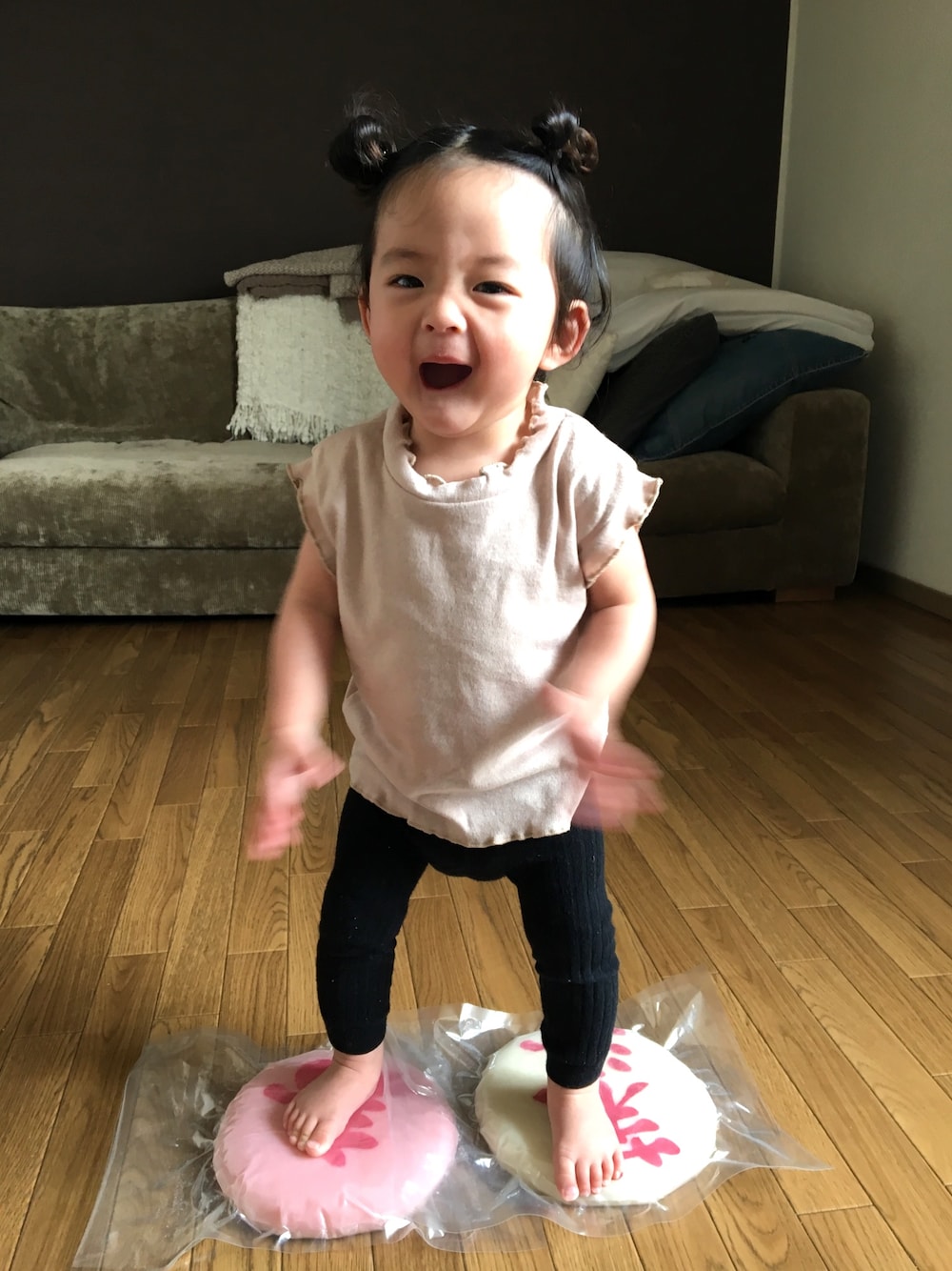 「no brandのアイテム（Tシャツ/カットソー、ベージュ系）」を使った、ruby12・mさん（キッズ・70cm）の春コーディネートの1枚目の写真