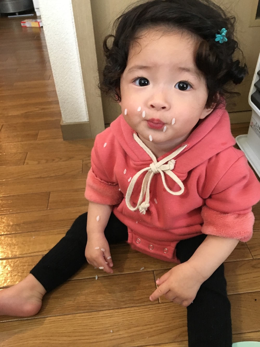 「no brandのアイテム（パーカー、ピンク系）」を使った、ruby12・mさん（キッズ・70cm）の春コーディネートの1枚目の写真