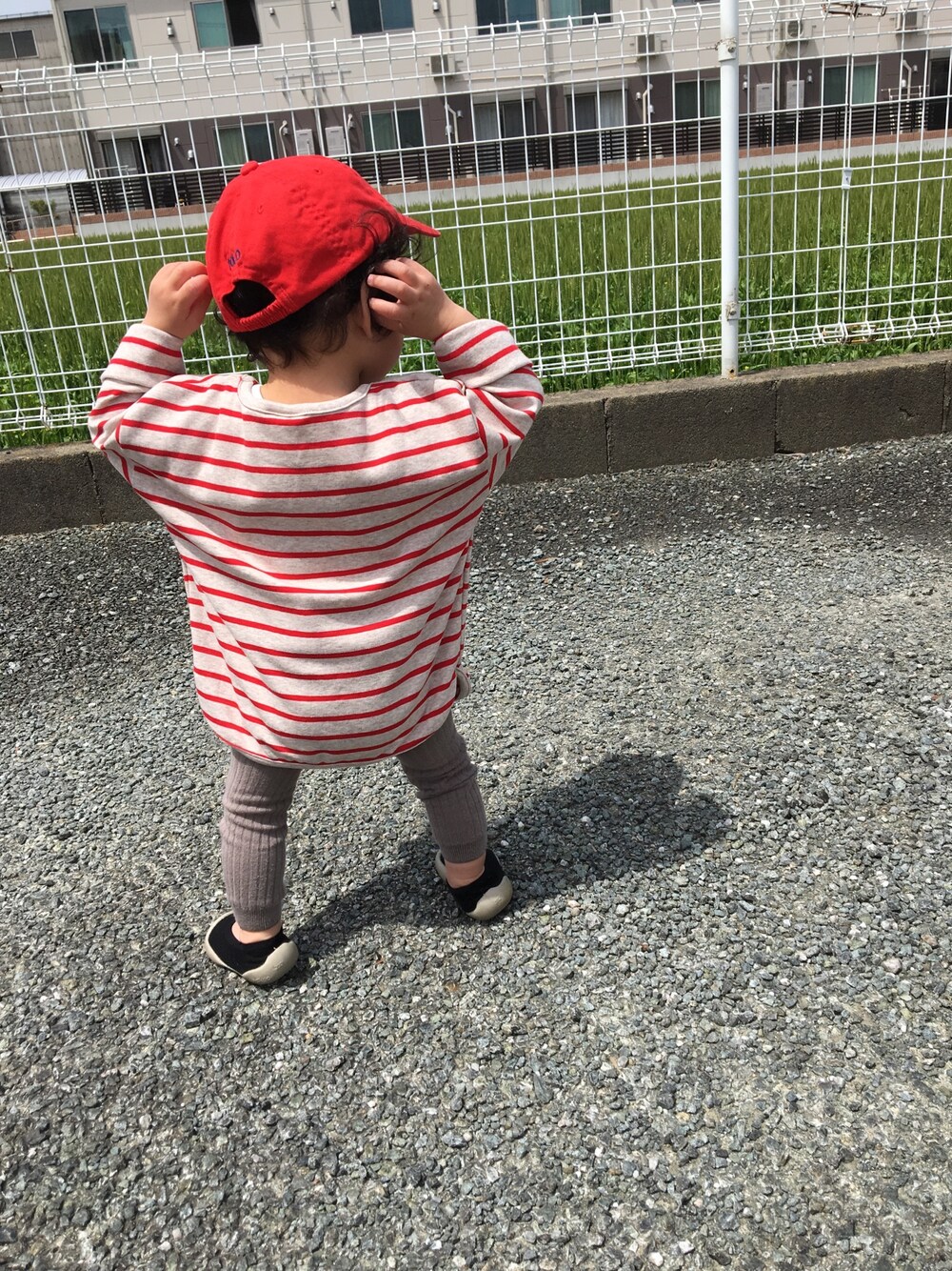 「POLO RALPH LAURENの［RALPH LAUREN ラルフローレン］ BOYS CLASSIC SPORT CAP（キャップ、レッド系）」を使った、ruby12・mさん（キッズ・70cm）の春コーディネートの1枚目の写真