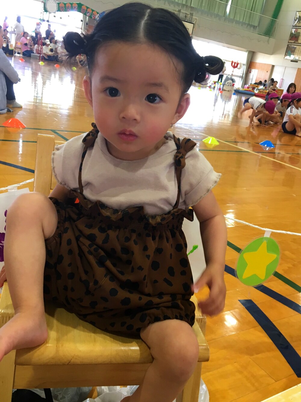 ベージュ系のTシャツ/カットソーを着用したキッズの夏コーディネートの1枚目の写真