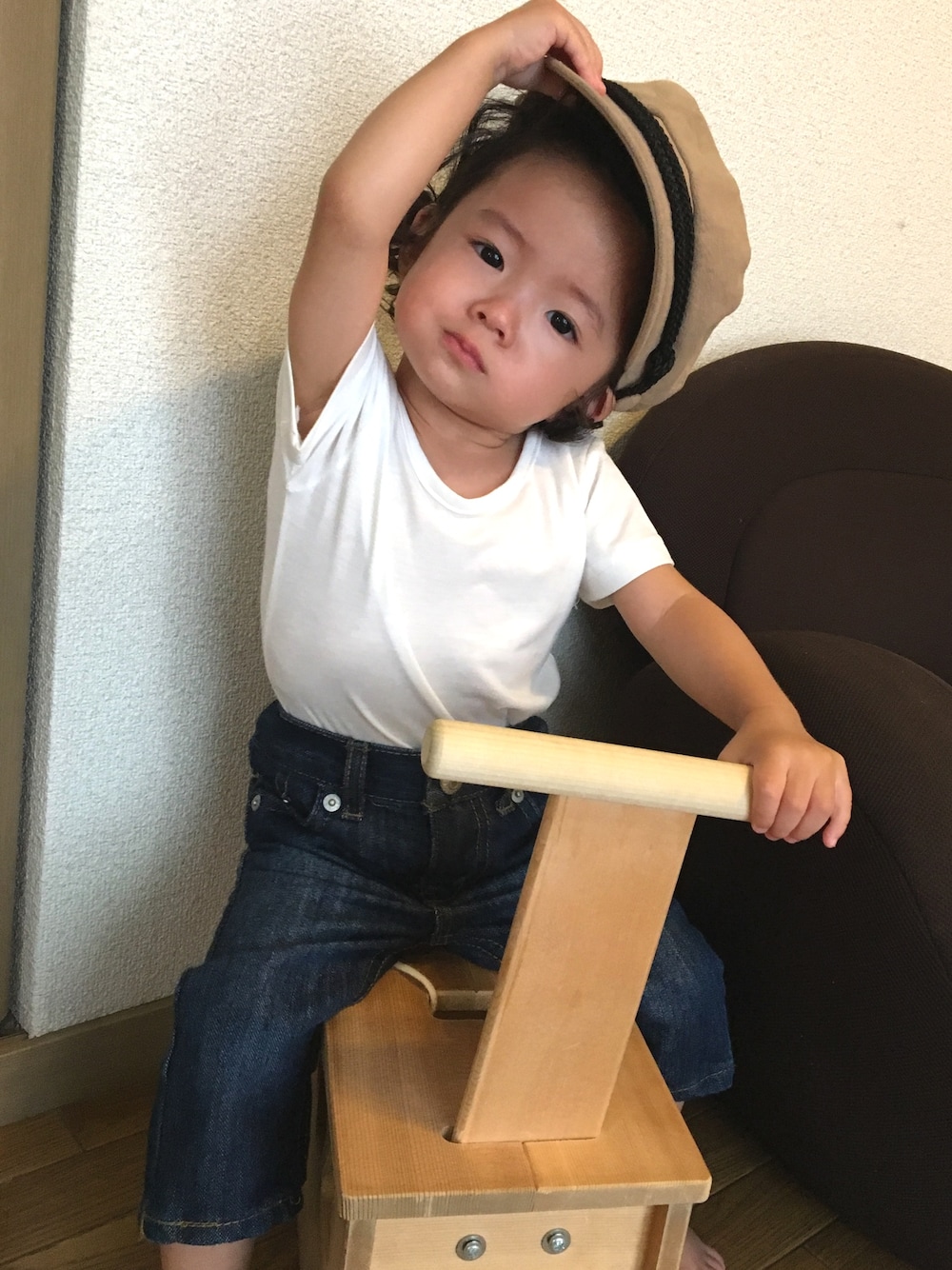 ブルー系のデニムパンツを着用したキッズの夏コーディネートの1枚目の写真