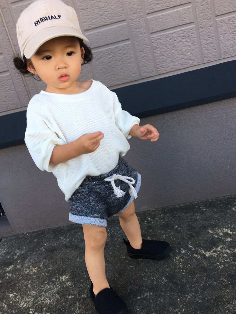 「プチプラコーデ、おんなのこ、夏コーデ、パンツスタイル、カジュアルコーデ」｜「Birthdayのアイテム（Tシャツ/カットソー、ホワイト系）」を使った、ruby12・mさん（キッズ・80cm）の夏コーディネートの1枚目の写真