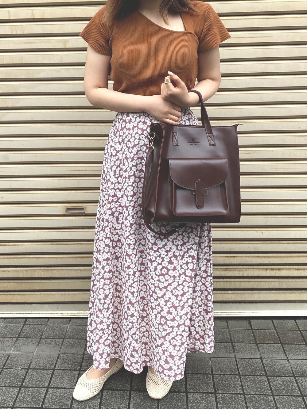 「カジュアル、雨の日コーデ、今日のコーデ、GU、プチプラ、花柄スカート、夏コーデ、プチプラコーデ、ゆるコーデ」｜「GUのデイジープリントフレアロングスカート（スカート、ピンク系）」を使った、i sさん（レディース・158cm）の夏コーディネートの1枚目の写真