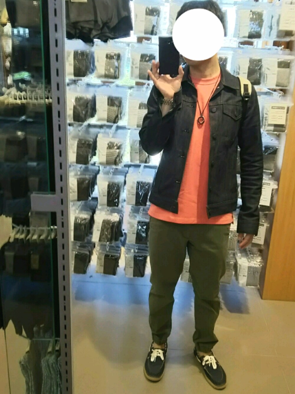 「シンプル、休日スタイル、お洒落さんとつながりたい、カジュアルコーデ、UNIQLO、ジョガーパンツ、デッキシューズ、春コーデ」｜「WHO'S WHO galleryのアイテム（デニムジャケット、ブルー系）」を使った、はんぞーさん（メンズ・169cm）の春コーディネートの1枚目の写真