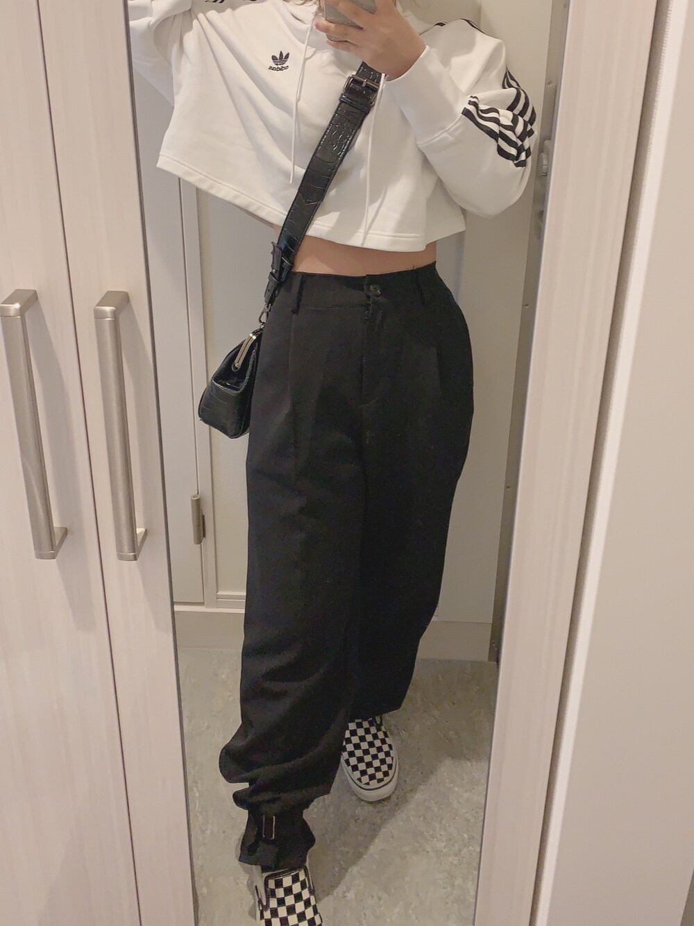 「低身長、低身長コーデ、パーカー、ショート丈トップス、adidas、パンツスタイル、楽チンコーデ、シンプルコーデ、ブラック、ホワイト」｜「adidasのクロップド パーカー [Cropped Hoodie] アディダスオリジナルス（パーカー、ホワイト系）」を使った、M.さん（レディース・148cm）の夏コーディネートの1枚目の写真