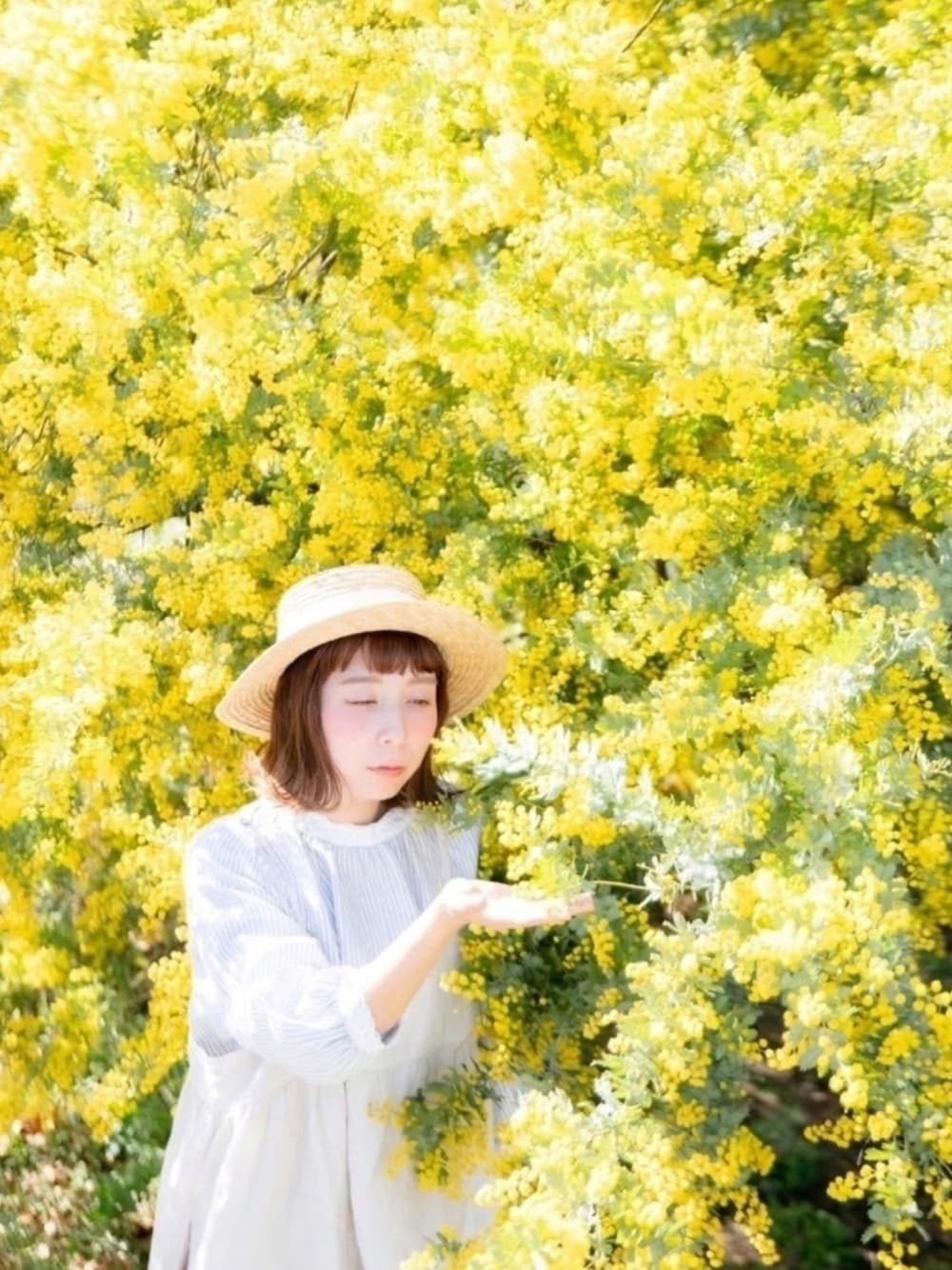 「パステル映える春、ナチュラル、ナチュラルガーリー、麻、ミモザ、カンカン帽、春、ボリューム袖、春コーデ、リネン」｜「recetteのアイテム（シャツ/ブラウス、ブルー系）」を使った、Lisaさん（レディース・158cm）の春コーディネートの1枚目の写真
