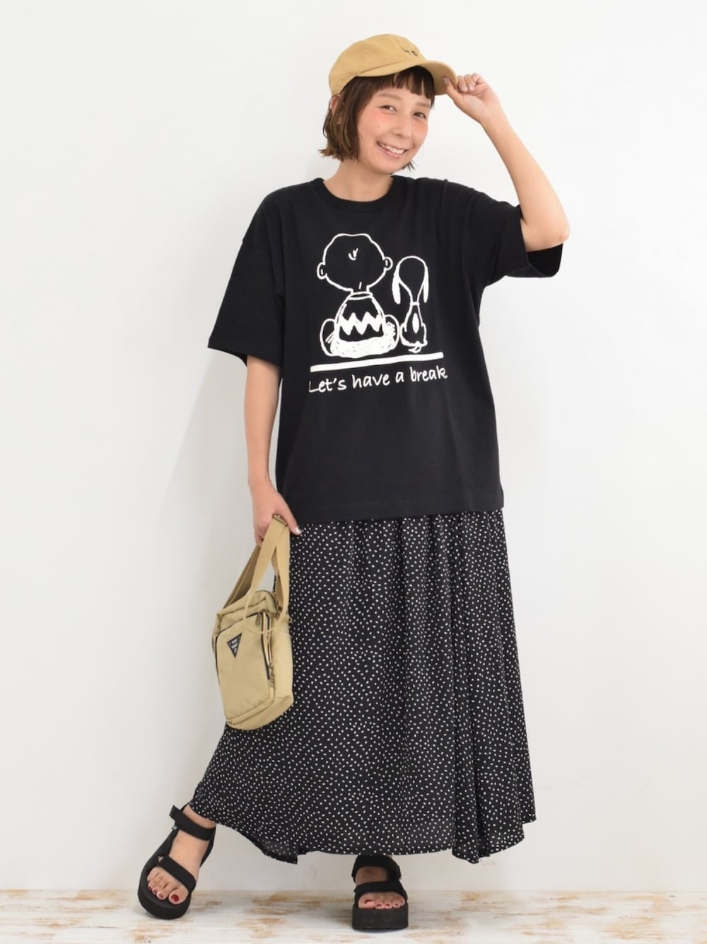 「PEANUTS、スヌーピー、Tシャツ、ブラック、プチプラ、おしゃれさんと繋がりたい、カジュアル、ママコーデ、ラクチンコーデ、スカート」｜「HEART MARKETのアイテム（Tシャツ/カットソー、ブラック系）」を使った、Lisaさん（レディース・158cm）の夏コーディネートの1枚目の写真