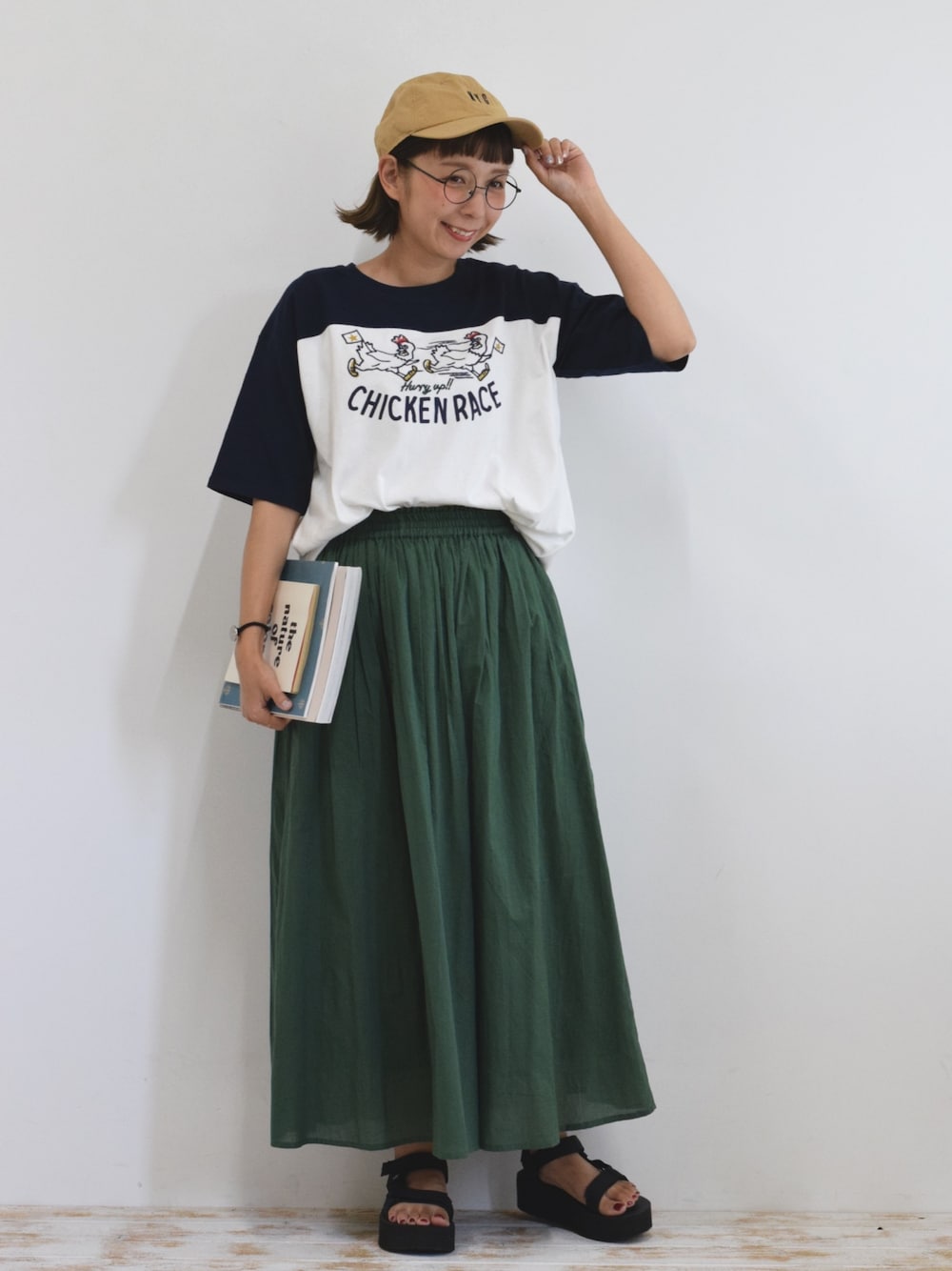「カジュアル、スカート、グリーン、おしゃれさんと繋がりたい、お洒落さんとつながりたい、ママコーデ、ママファッション、ootd、キャップ、ﾏﾙﾒｶﾞﾈ」｜「HEART MARKETのアイテム（Tシャツ/カットソー、ホワイト系）」を使った、Lisaさん（レディース・158cm）の夏コーディネートの1枚目の写真