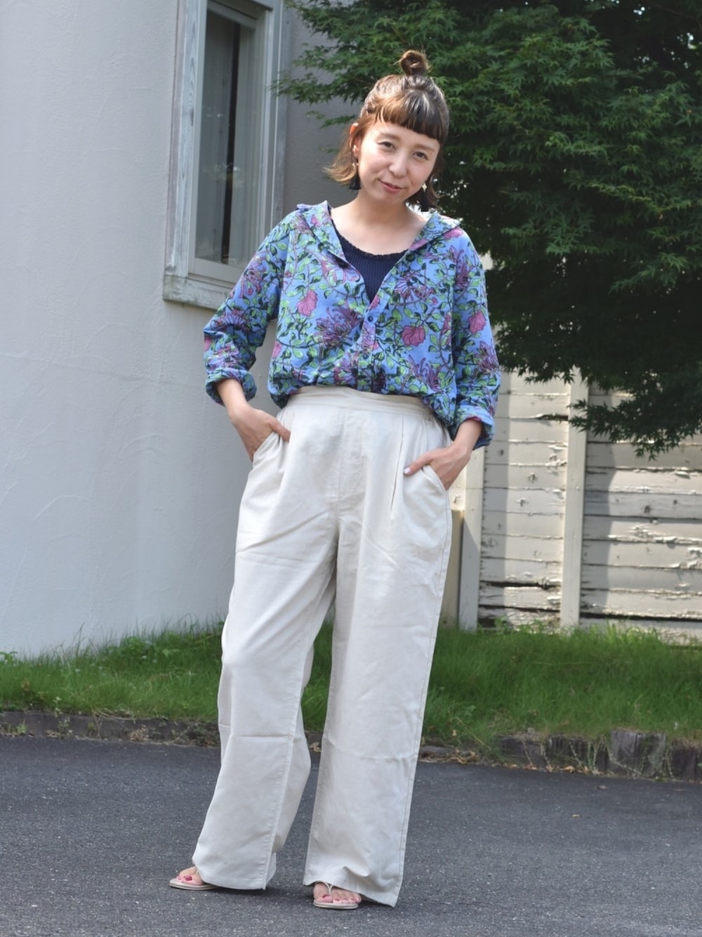 「大人カジュアル、柄シャツ、おしゃれさんと繋がりたい、休日スタイル、お洒落さんとつながりたい、ママコーデ、ママファッション、低身長、ootd、ワイドパンツ」｜「HEART MARKETのアイテム（その他パンツ、ベージュ系）」を使った、Lisaさん（レディース・158cm）の秋コーディネートの1枚目の写真