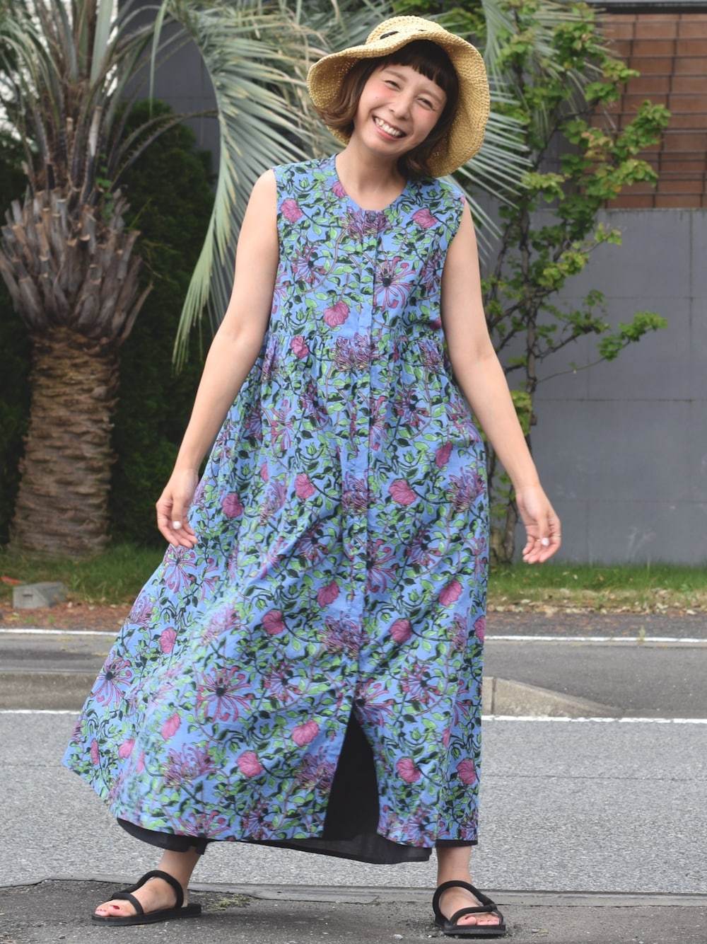 「夏コーデ、ノースリーブワンピース、柄ワンピース、おしゃれさんと繋がりたい、お洒落さんとつながりたい、ママコーデ、ママファッション、リゾートスタイル、ootd、海」｜「CALINERのアイテム（ワンピース、ブルー系）」を使った、Lisaさん（レディース・158cm）の秋コーディネートの1枚目の写真