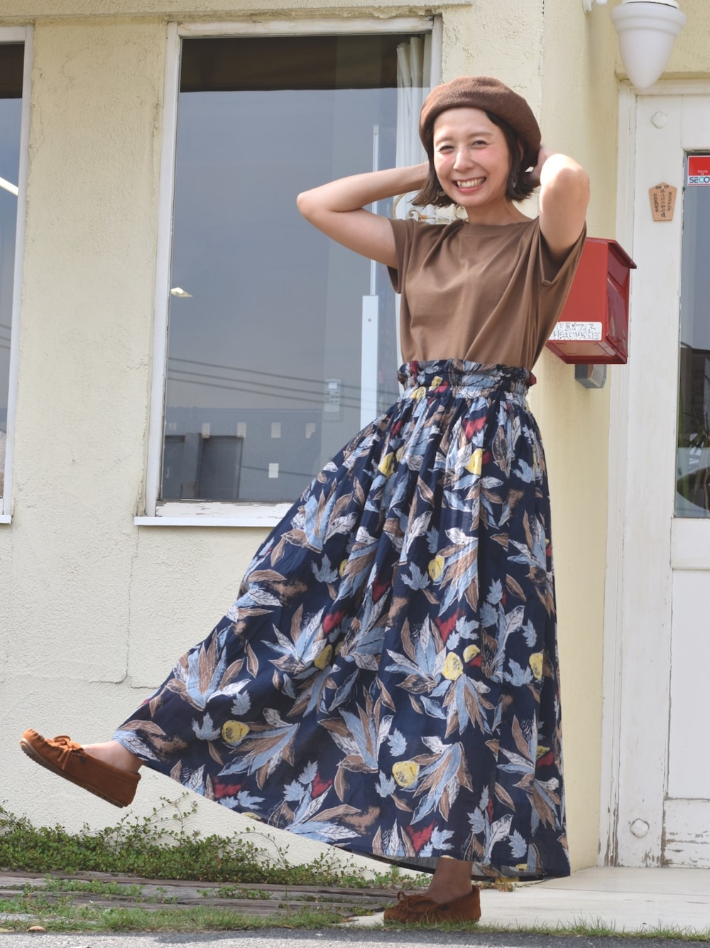 「リゾートスタイル、楽チンコーデ、今日のコーデ、カジュアルコーデ、ボタニカル柄、おしゃれさんと繋がりたい、お洒落さんとつながりたい、ママコーデ、ママファッション、ootd」｜「HEART MARKETのアイテム（Tシャツ/カットソー、ブラウン系）」を使った、Lisaさん（レディース・158cm）の秋コーディネートの1枚目の写真