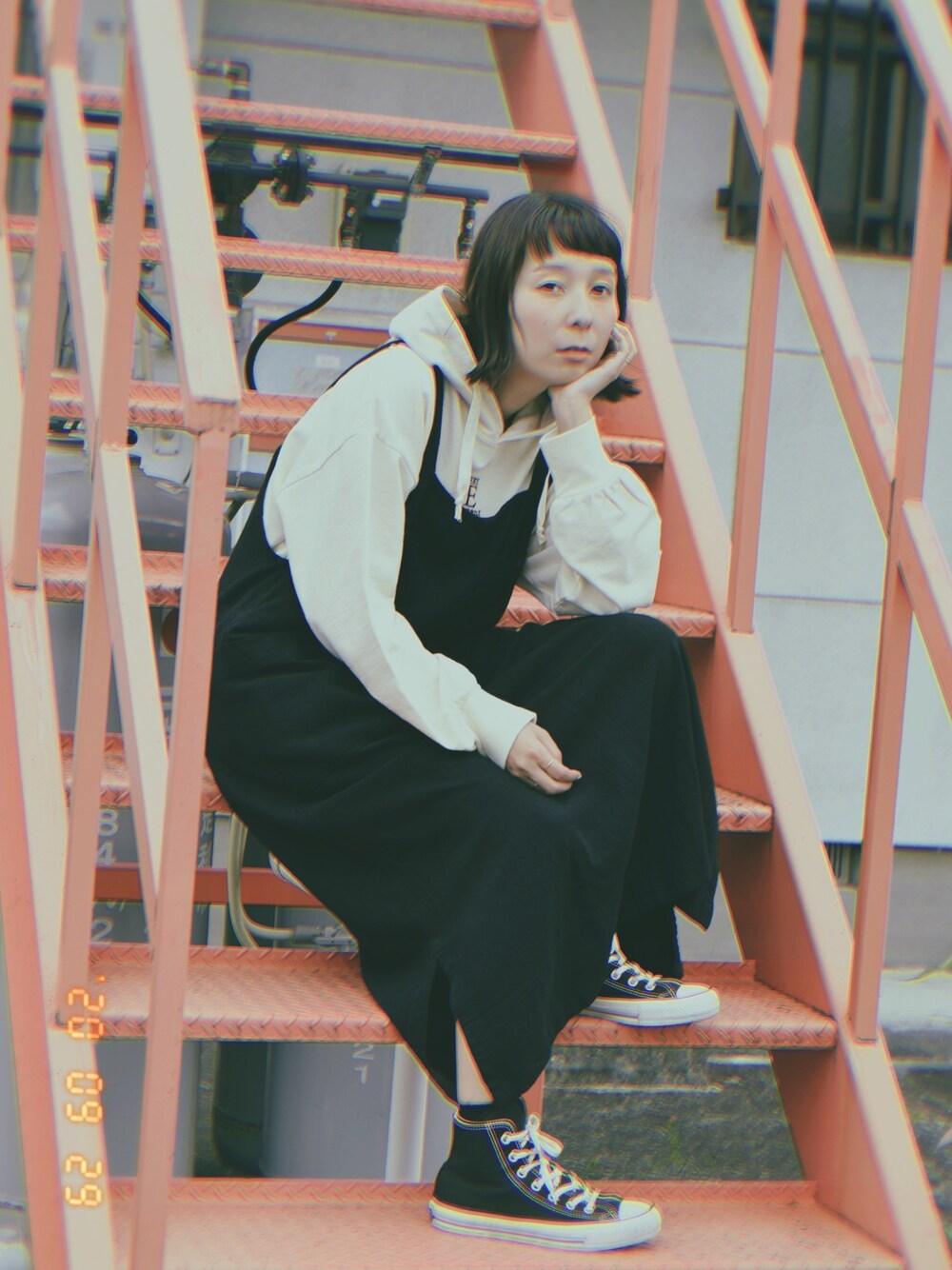 「カジュアル、秋のコーデ、おしゃれさんと繋がりたい、ジャンパースカート、モノトーン、ママコーデ、いいね、save、フォローお願いします🤑、スニーカーコーデ、秋コーデ、ootd」｜「KAKELA and TRANQUILのアイテム（パーカー、ホワイト系）」を使った、Lisaさん（レディース・158cm）の秋コーディネートの1枚目の写真