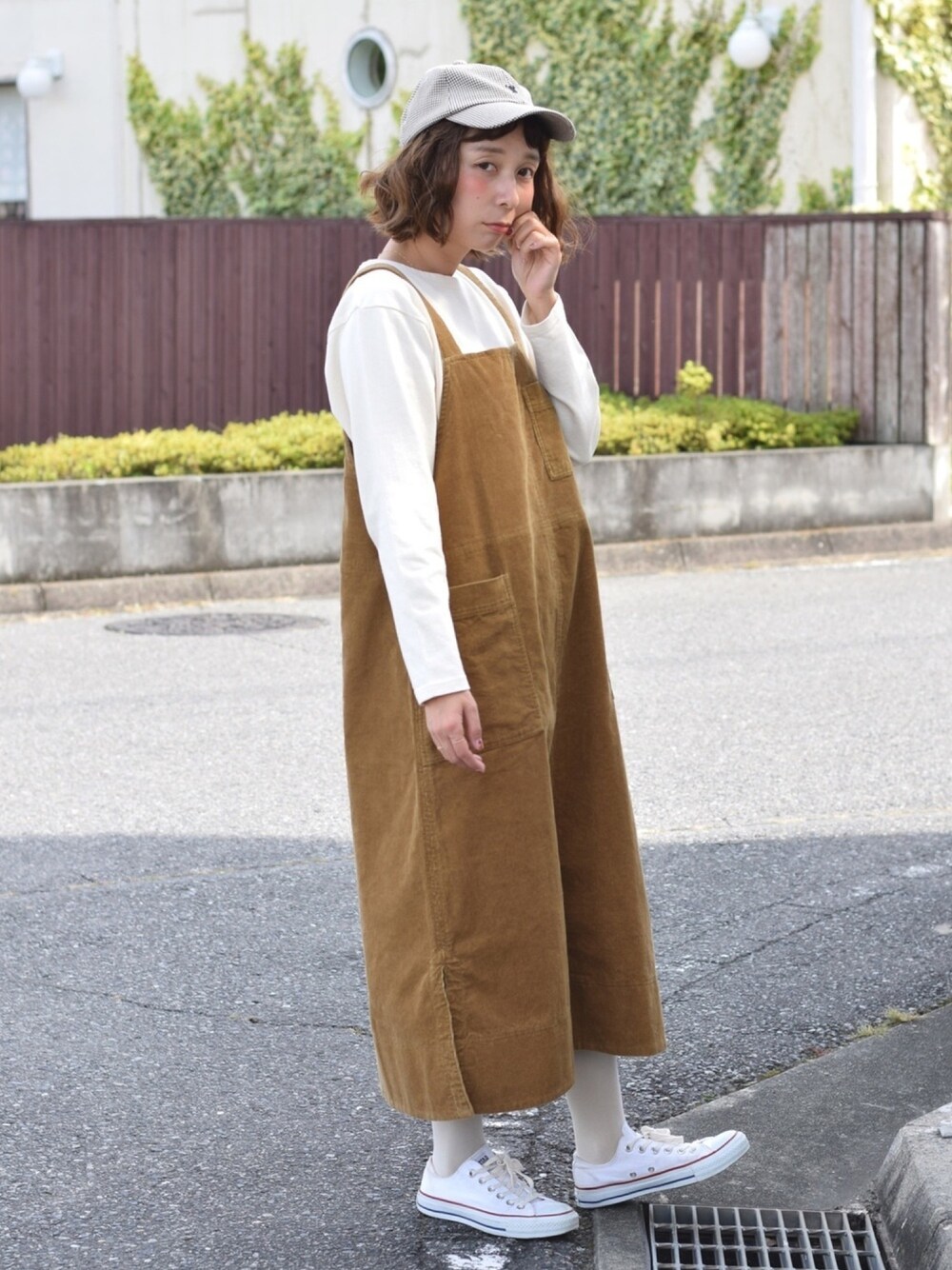 「秋冬コーデ、ジャンパースカート、キャップ、白タイツ、おしゃれさんと繋がりたい、カジュアル、ootd、いいね、save、フォローお願いします🤑、低身長、ママコーデ」｜「HEART MARKETのアイテム（Tシャツ/カットソー、ホワイト系）」を使った、Lisaさん（レディース・158cm）の秋コーディネートの1枚目の写真