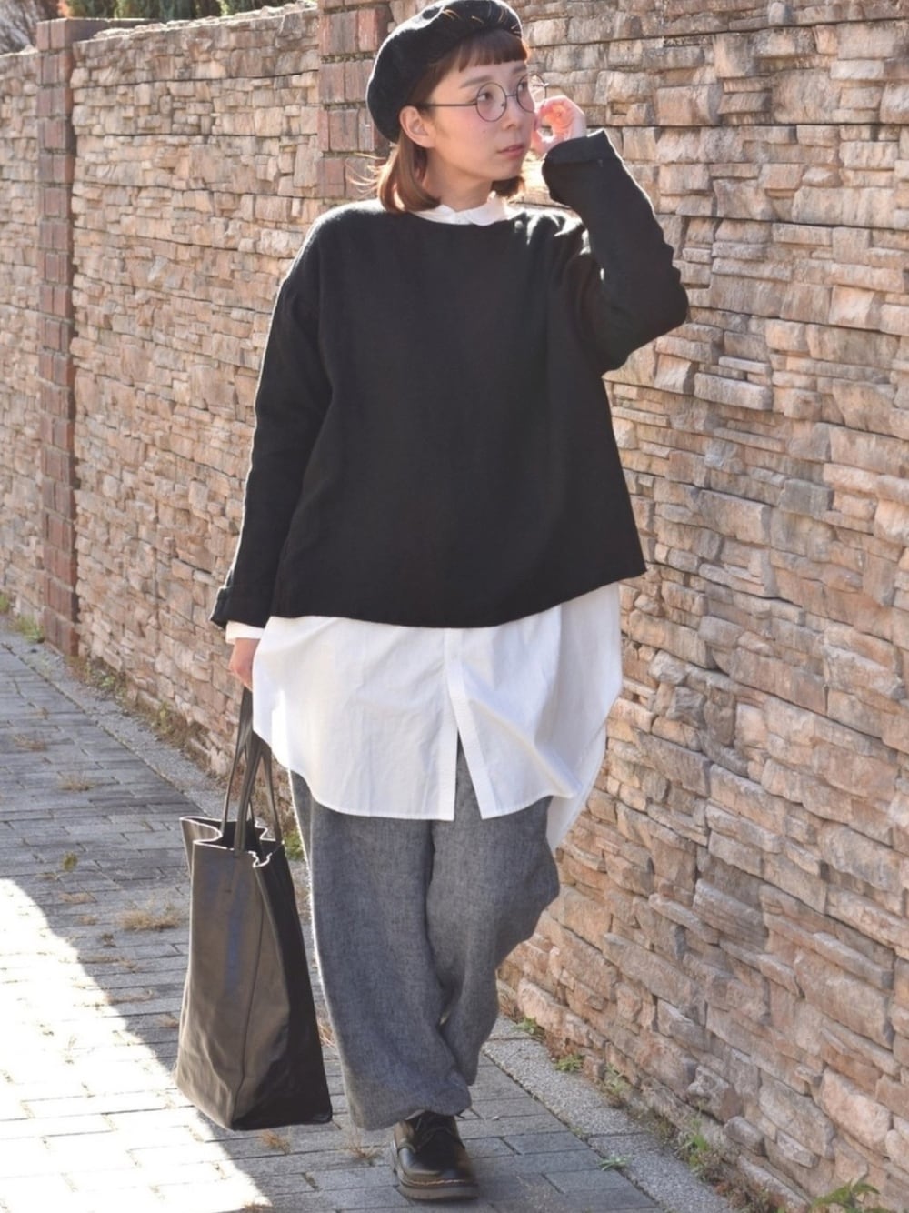 「トラッド、ootd、ベレー帽、ベレー帽×メガネ、今日のコーデ、おしゃれさんと繋がりたい、ママコーデ、いいね、save、フォローお願いします🤑、モノトーン、レイヤード」｜「recetteのアイテム（スラックス、ブラック系）」を使った、Lisaさん（レディース・158cm）の冬コーディネートの1枚目の写真