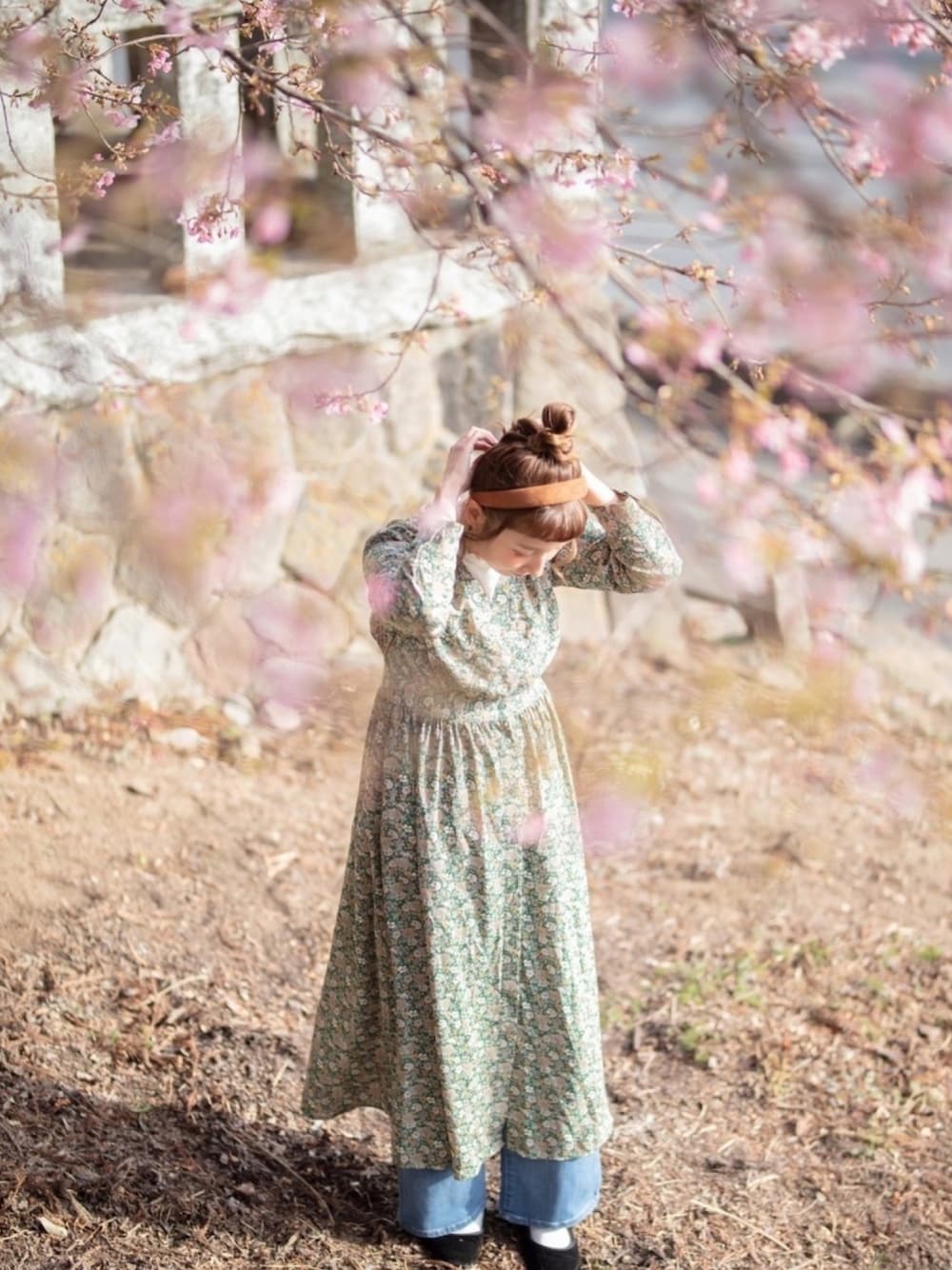 「春コーデ、ワンピース、花柄、大人カジュアル、おしゃれさんと繋がりたい、ootd、ゆるコーデ、今日のコーデ、いいね、save、フォローお願いします🤑、ママコーデ」｜「FREAK'S STOREの【WEB限定】フラワープリントワンピース（ワンピース、グリーン系）」を使った、Lisaさん（レディース・158cm）の春コーディネートの1枚目の写真