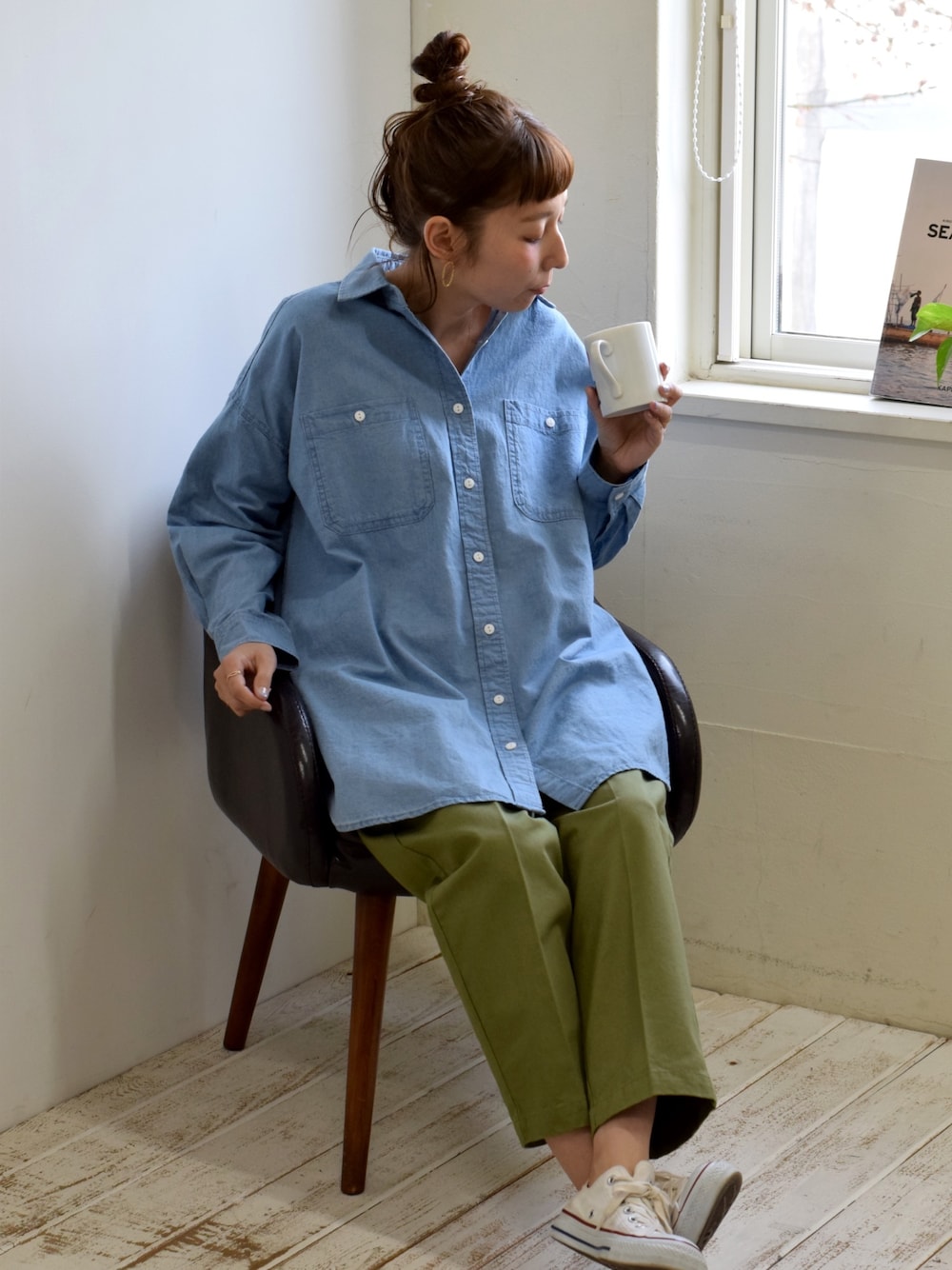 「カジュアル、カジュアルコーデ、シャツスタイル、今日のコーデ、おしゃれさんと繋がりたい、いいね、save、フォローお願いします🤑、ママコーデ、センタープレス、グリーン、ootd」｜「HEART MARKETのアイテム（シャツ/ブラウス、ブルー系）」を使った、Lisaさん（レディース・158cm）の春コーディネートの1枚目の写真