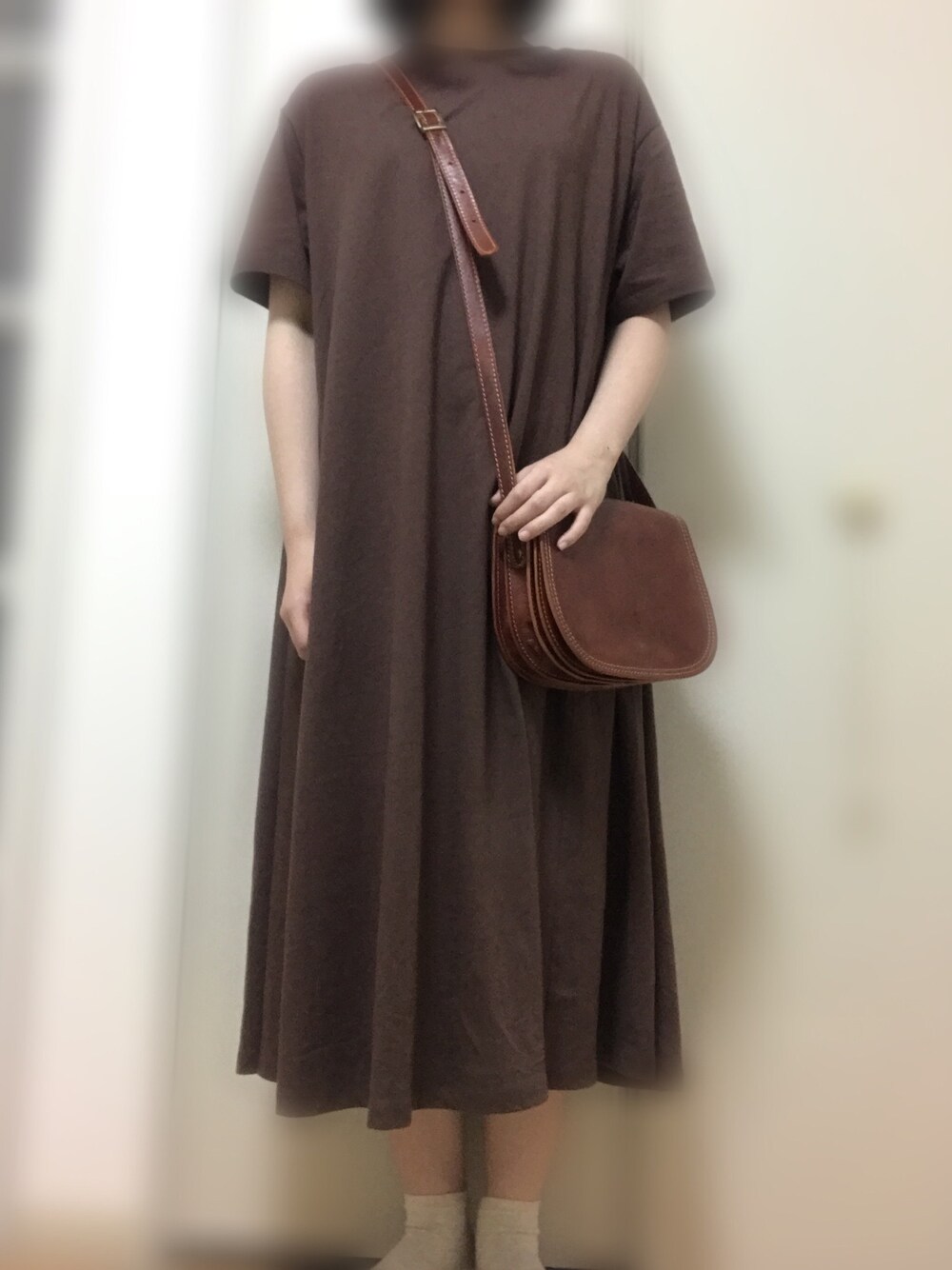 「シンプルコーデ、休日スタイル、カジュアルコーデ、夏、Tシャツワンピ、おうちファッション、おうちスタイル、部屋着」｜「earth music&ecologyの8colオーガニックコットンフレアワンピース ＊＊（ワンピース、ブラウン系）」を使った、ぴぴたそさん（レディース・162cm）の春コーディネートの1枚目の写真