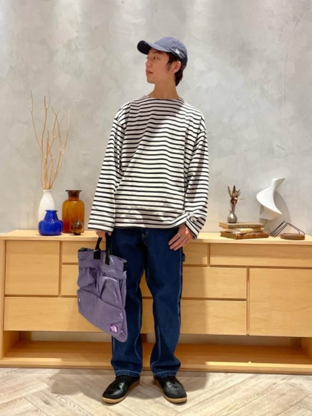 ブラック系のスニーカー、パープル系のショルダーバッグ、ホワイト系のTシャツ/カットソーを着用したメンズの秋コーディネートの1枚目の写真