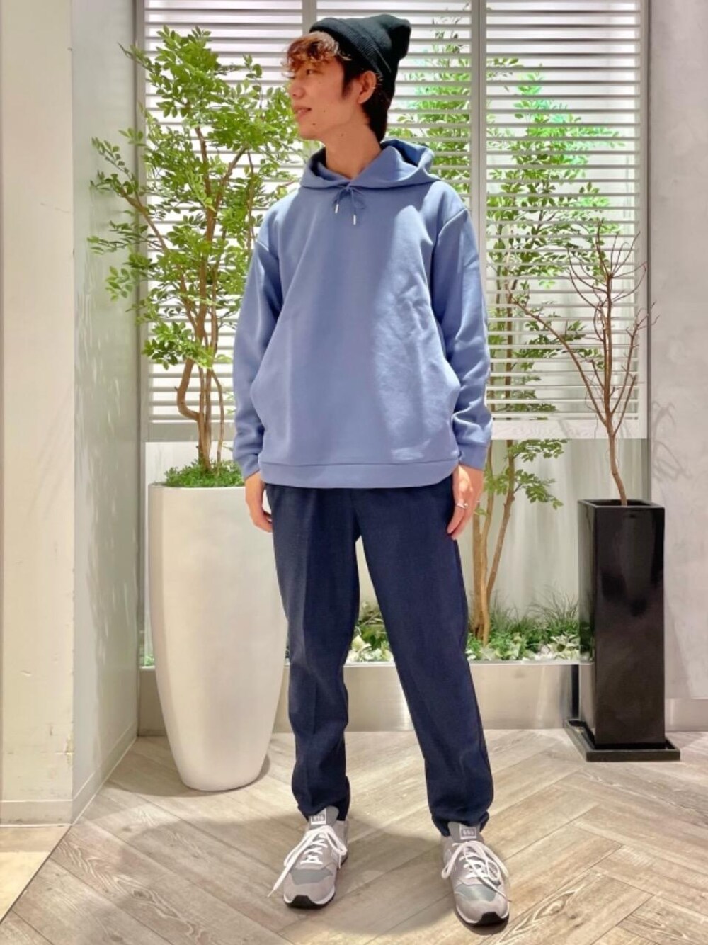 ブルー系のパーカー、ブルー系のその他パンツ、グレー系のTシャツ/カットソーを着用したメンズの秋コーディネートの1枚目の写真