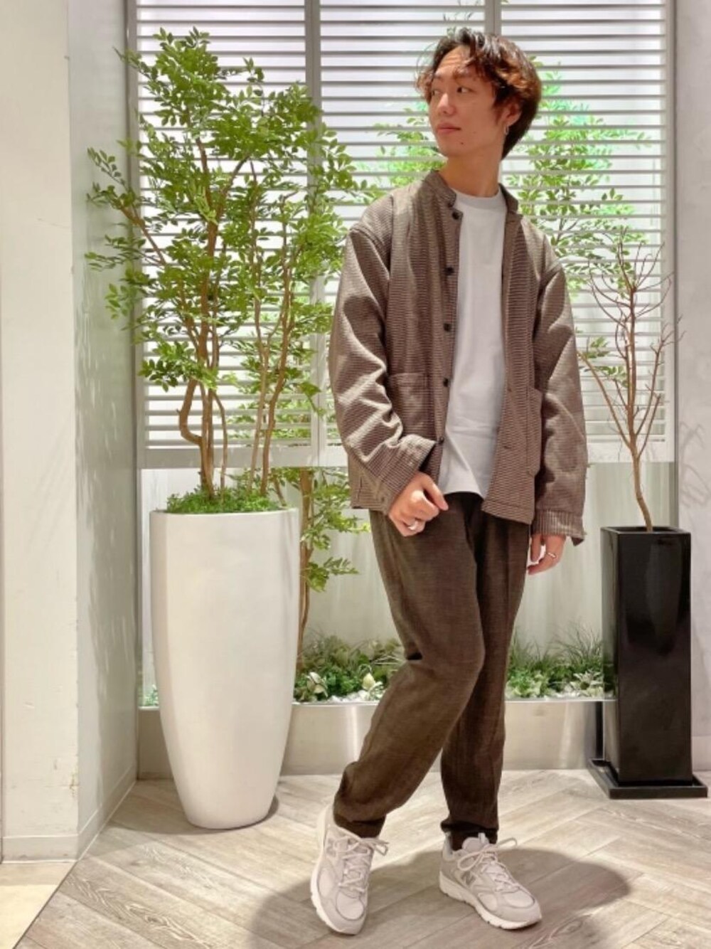 グレー系のスニーカー、グレー系のTシャツ/カットソー、ブラウン系のその他パンツを着用したメンズの秋コーディネートの1枚目の写真