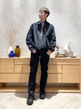 「Tシャツ/カットソー」｜「アイテム（デニムジャケット）」を使った、前田大介さん（メンズ・180cm）の冬コーディネート