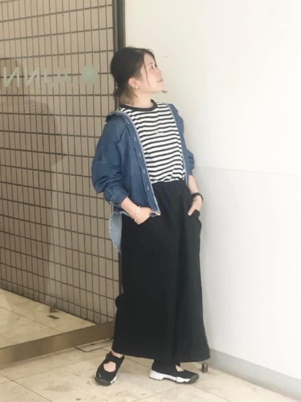 その他のTシャツ/カットソー、ブルー系のシャツ/ブラウス、ブラック系のその他パンツを着用したレディースの夏コーディネートの1枚目の写真