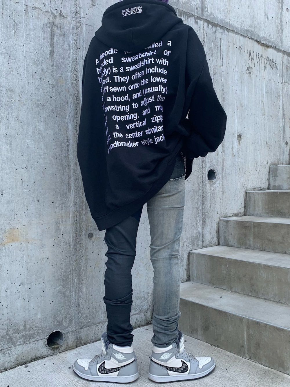「カジュアルコーデ、おしゃれさんと繋がりたい、春夏コーデ、低身長コーデ、ストリートコーデ、vetements、BALENCIAGA、instagram、休日スタイル」｜「VETEMENTSのアイテム（パーカー、ブラック系）」を使った、J'i''nさん（メンズ・174cm）の春コーディネートの1枚目の写真