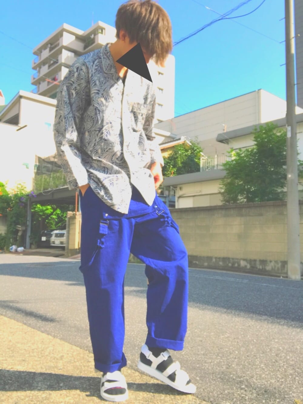 「オーバーオール、パジャマ、サンダルに靴下、サンダル、柄シャツ」｜「Bershkaのアイテム（サンダル、ホワイト系）」を使った、_Yuki Koeda@相互フォローさん（メンズ・187cm）の夏コーディネートの1枚目の写真