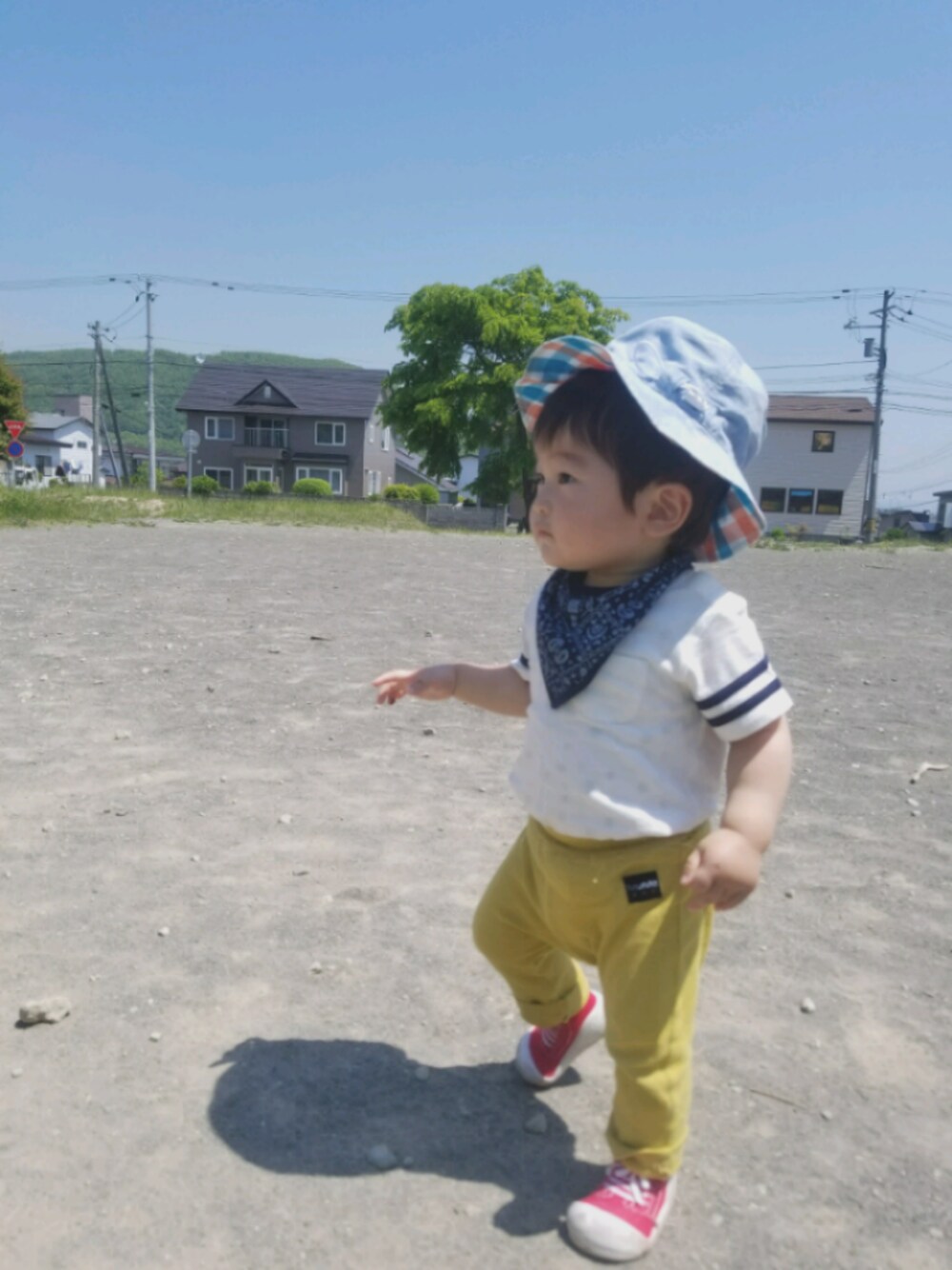 ホワイト系のTシャツ/カットソー、イエロー系のその他パンツ、ブルー系のハットを着用したキッズの夏コーディネートの1枚目の写真