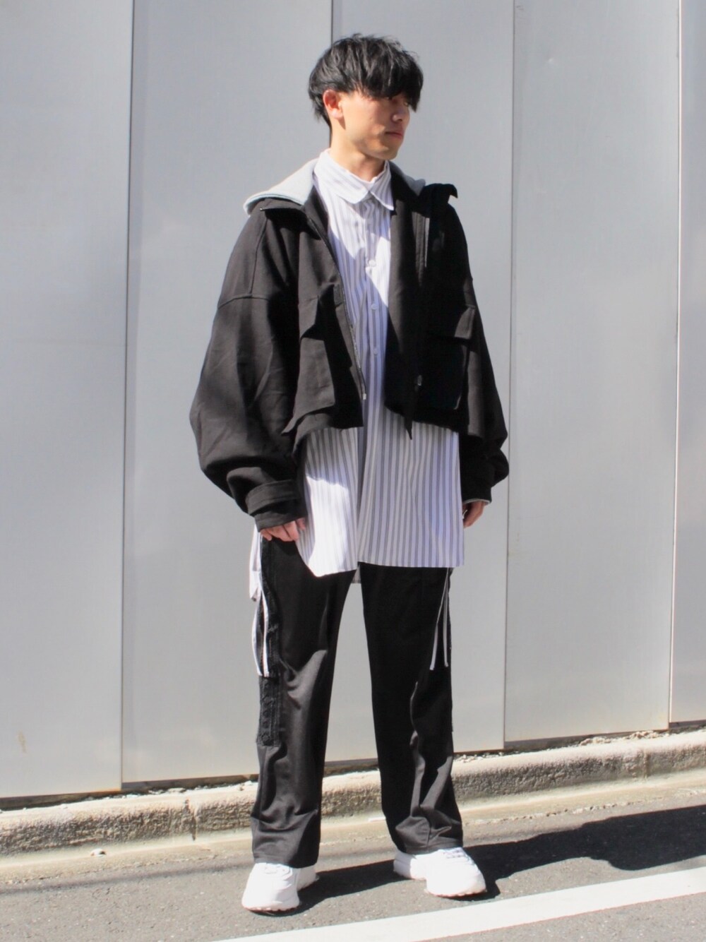 ブラック系のブルゾン、ホワイト系のシャツ/ブラウス、ブラック系のその他パンツを着用したメンズの冬コーディネートの1枚目の写真