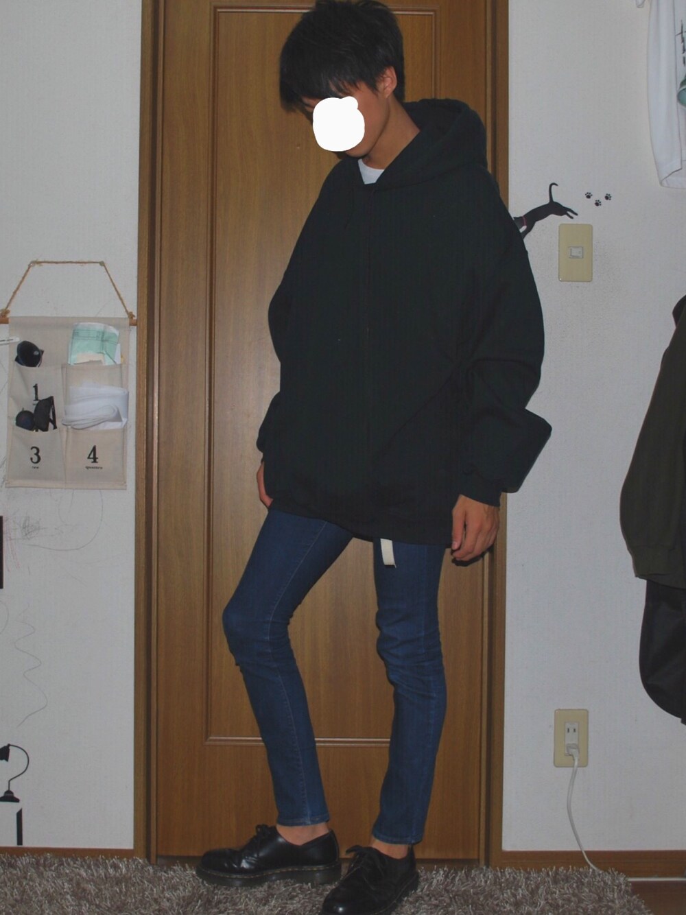 「シンプル、ビックシルエット、秋のコーデ、黒、スウェット、スキニーデニム、秋コーデ、ビッグシルエット、LIDnM、大人カジュアル」｜「unrelaxingのスーパーオーバーサイズビッグパーカー（スウェット、ブラック系）」を使った、KKKさん（メンズ・176cm）の秋コーディネートの1枚目の写真