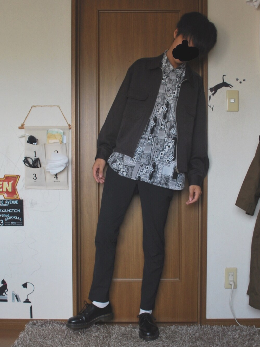 「秋コーデ、シャツスタイル、スラックス、古着MIX、柄シャツ、シンプルスタイル、秋のコーデ、シンプル、Dr.Martens、古着」｜「お古着のアイテム（シャツ/ブラウス、ホワイト系）」を使った、KKKさん（メンズ・176cm）の秋コーディネートの1枚目の写真