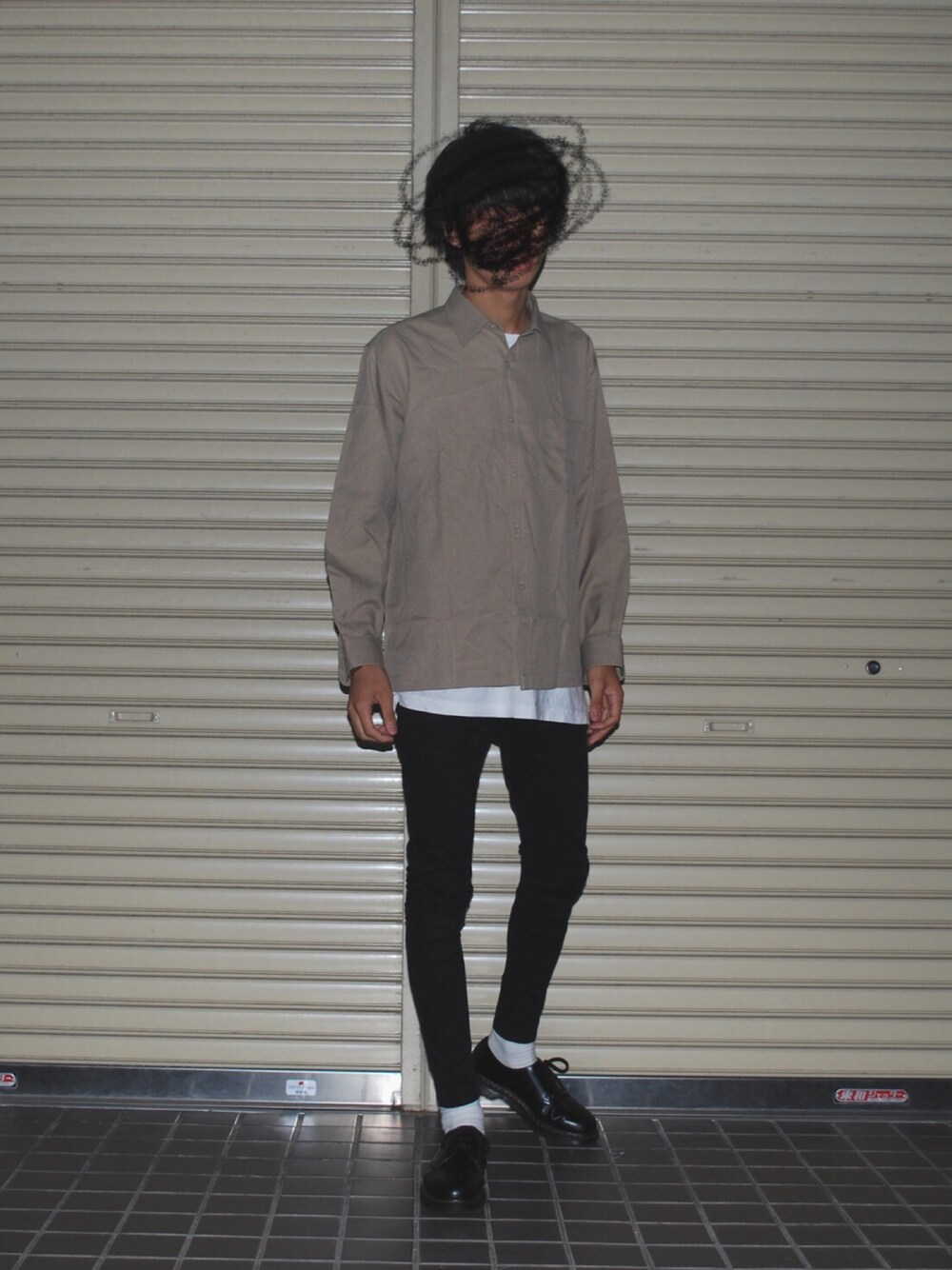 「秋のコーデ、シンプル、ootd、デニムパンツ、シャツスタイル、レイヤードスタイル、古着、古着MIX、シンプルコーデ、黒スキニー」｜「古着好きすぎやろわろた丸ですねぇわろりんちょのアイテム（シャツ/ブラウス、ベージュ系）」を使った、KKKさん（メンズ・176cm）の秋コーディネートの1枚目の写真