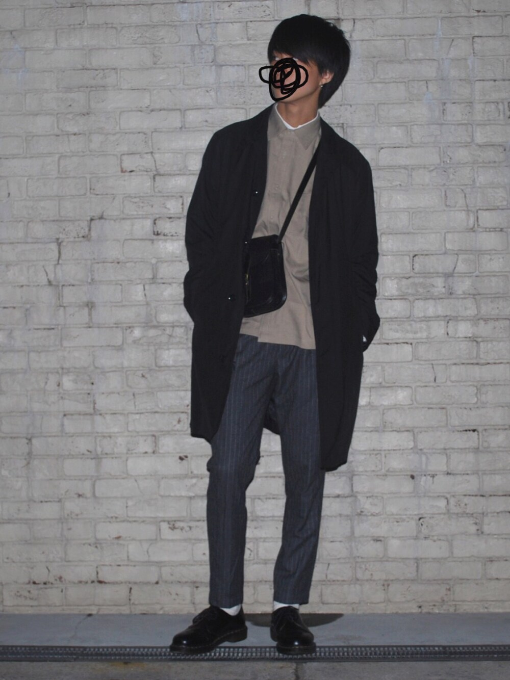 「秋コーデ、シンプルコーデ、古着MIX、コート、ストライプ、ootd、シンプル、SLOW、秋のコーデ、Dr.Martens」｜「古着好きすぎやろわろた丸ですねぇわろりんちょのアイテム（シャツ/ブラウス、ベージュ系）」を使った、KKKさん（メンズ・176cm）の秋コーディネートの1枚目の写真