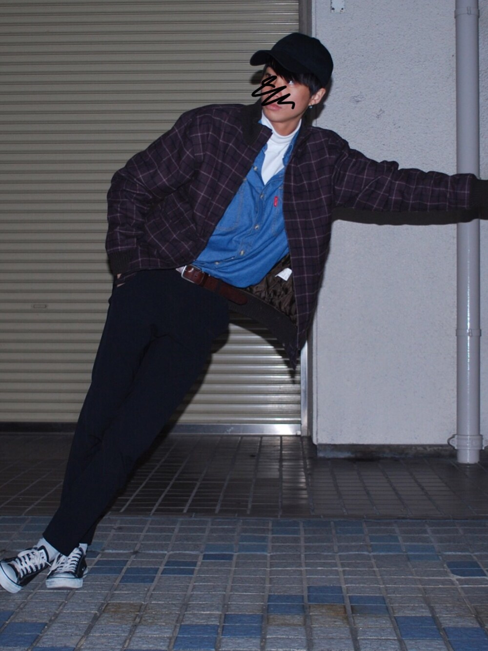 「大人カジュアル、シンプル、converse、チェック、デニムシャツ、スラックス、outfit、冬コーデ、ビックシルエット、カジュアル」｜「お古着ですのアイテム（ジャケット/アウター、ブラウン系）」を使った、KKKさん（メンズ・176cm）の秋コーディネートの1枚目の写真