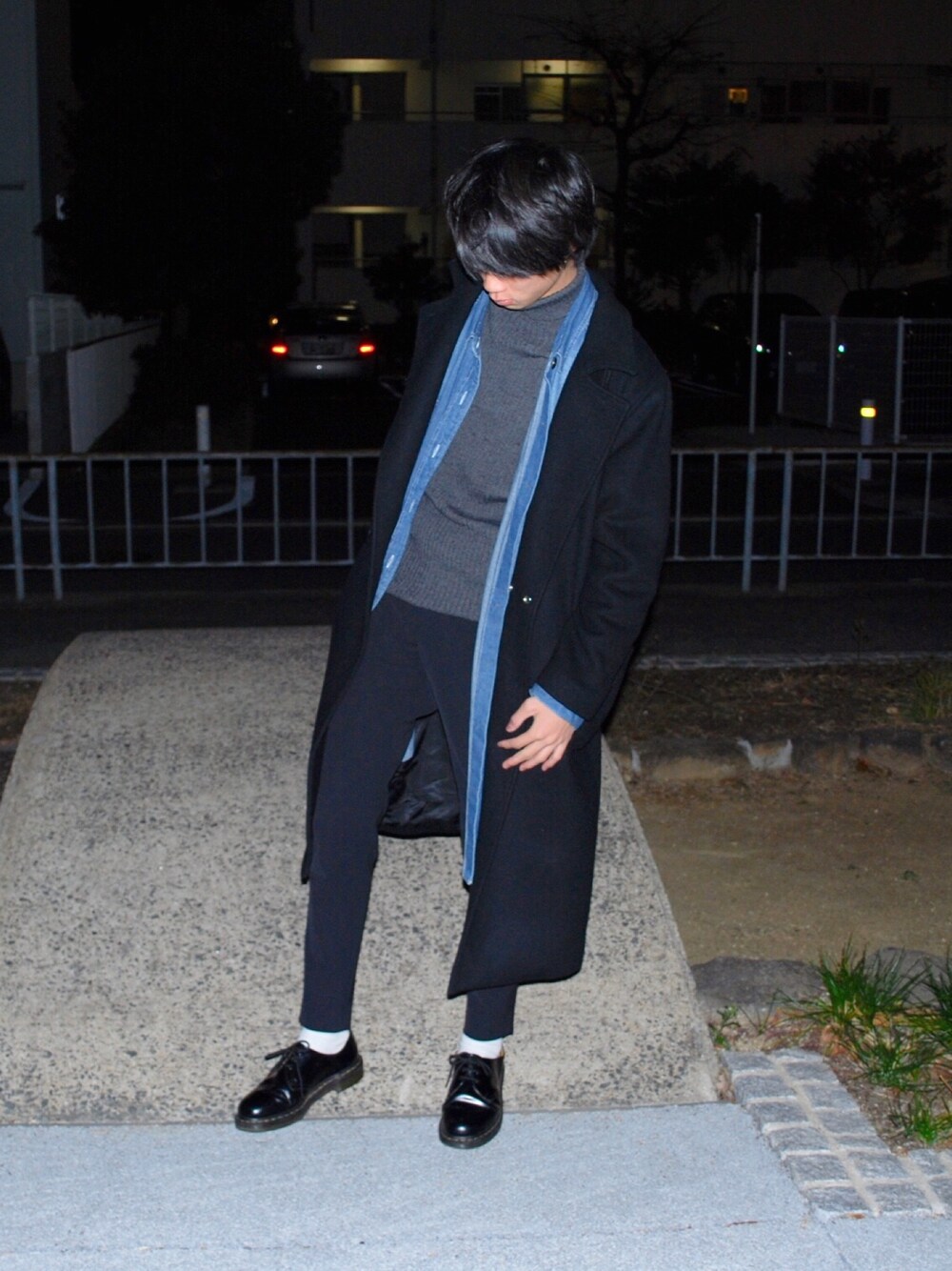 「冬コーデ、コート、おしゃれさんと繋がりたい、きれいめカジュアル、古着、古着MIX、Dr.Martens、ニット、コートオンコート、ootd」｜「Lui'sのオーバーコート（チェスターコート、ブラック系）」を使った、KKKさん（メンズ・176cm）の冬コーディネートの1枚目の写真