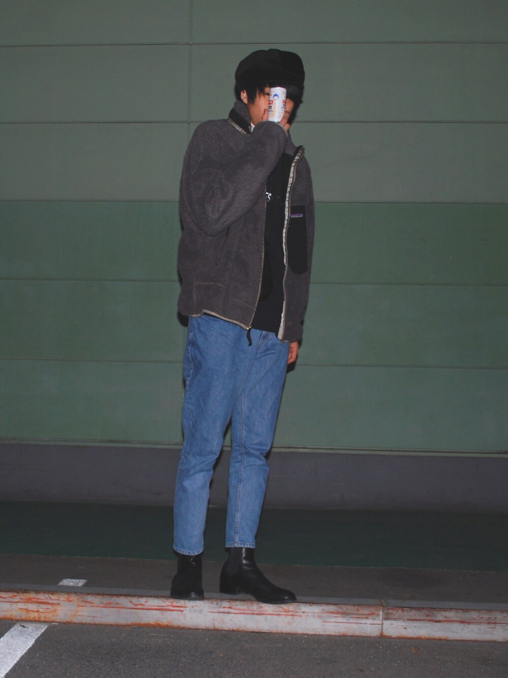 「パタゴニア、patagonia、キャスケット、CLANE、デニムパンツ、サイドゴアブーツ、ロゴスウェット、シンプルコーデ、ootd、冬」｜「BEAMSの【WEB限定】BEAMS / NEW STANDARD 1プリーツ 5ポケットデニム（デニムパンツ、ブルー系）」を使った、KKKさん（メンズ・176cm）の冬コーディネートの1枚目の写真