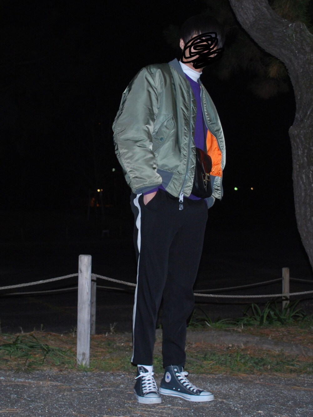 「ビッグシルエット、MA-1、alpha、ラインパンツ、コンバース、ootd、古着、ストリート、古着MIX、パープル」｜「ALPHAのALPHA MA-1 BLOOD CHIT ※CORE SPEC				（MA-1、グリーン系）」を使った、KKKさん（メンズ・176cm）の冬コーディネートの1枚目の写真