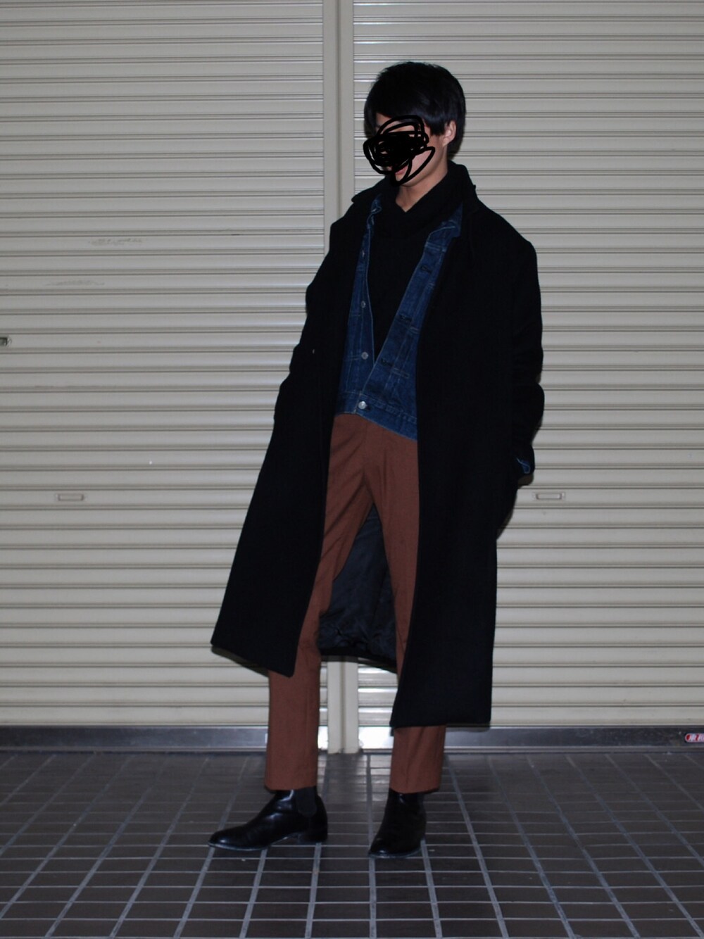 「シンプル、アウターONアウター、コート、オーバーコート、デニムジャケット、ブラウン、おしゃれさんと繋がりたい、ootd、古着MIX、サイドゴアブーツ」｜「Lui'sのオーバーコート（チェスターコート、ブラック系）」を使った、KKKさん（メンズ・176cm）の冬コーディネートの1枚目の写真