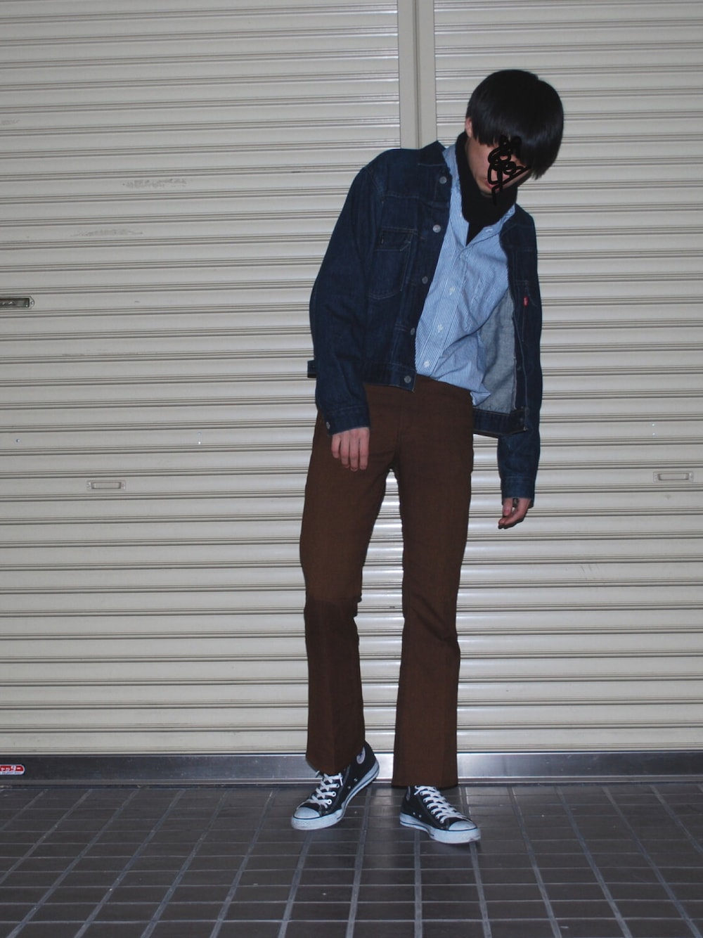 「ドラフトLS、シンプルコーデ、ストライプ、フレアパンツ、UNIQLO、リーバイス、Levi's、コンバース、デニムジャケット、春コーデ」｜「Levi'sのデニムジャケット ダークインディゴブルー CONIFER/13.5oz（デニムジャケット、ブルー系）」を使った、KKKさん（メンズ・176cm）の冬コーディネートの1枚目の写真