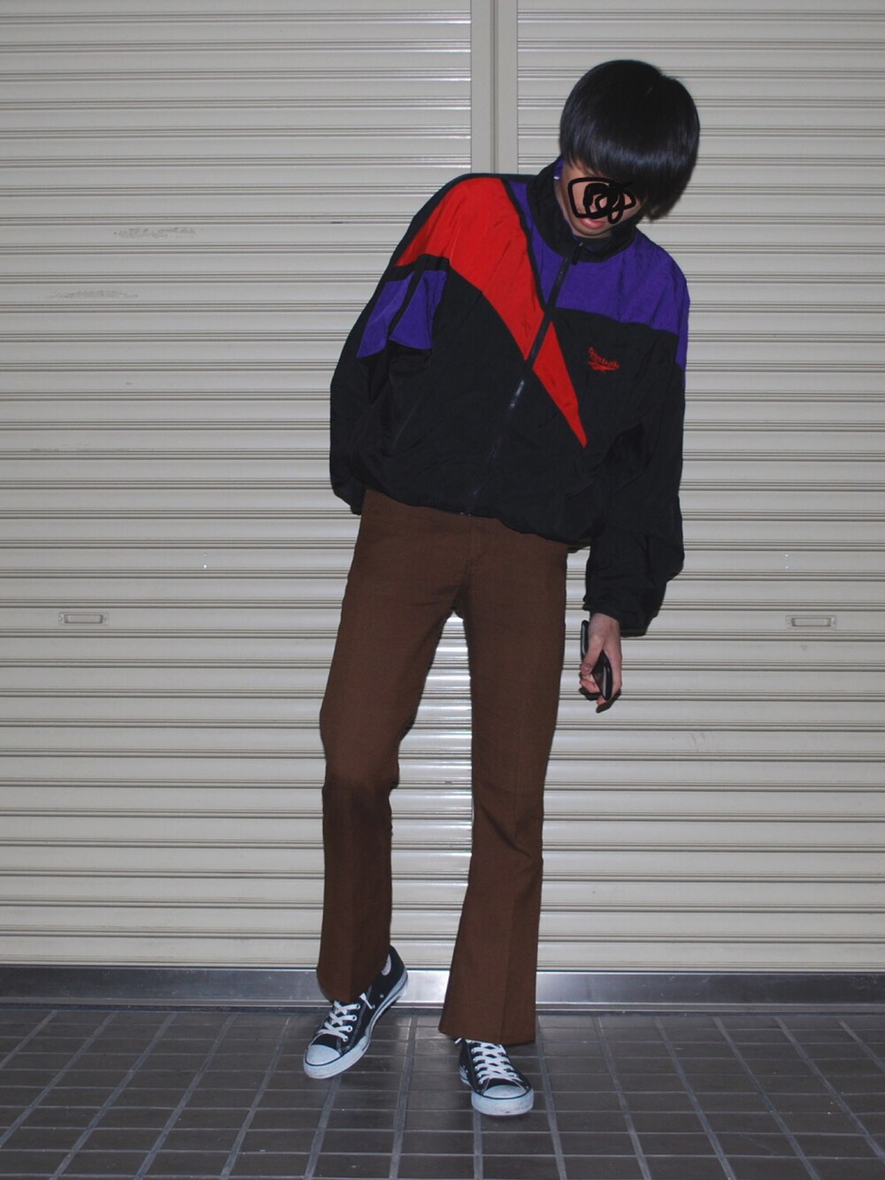 「春、ナイロンジャケット、スポーツミックス、converse、フレアパンツ、reebok、古着、Levi's、スニーカー、シンプルコーデ」｜「Reebokのアイテム（ナイロンジャケット、ブラック系）」を使った、KKKさん（メンズ・176cm）の春コーディネートの1枚目の写真
